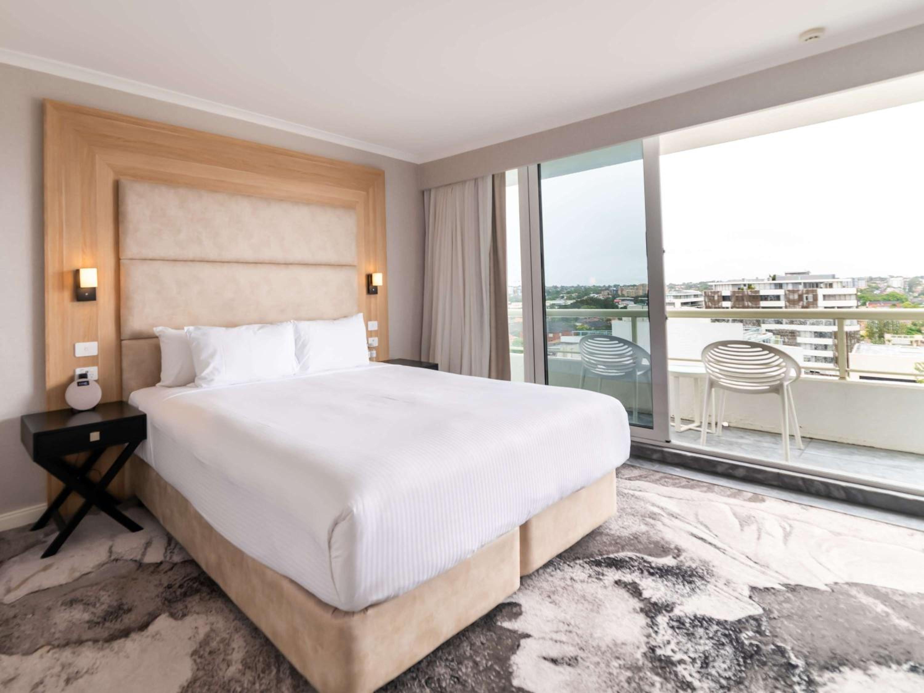 Luxury King Room with Ocean View and Bath - High Floor