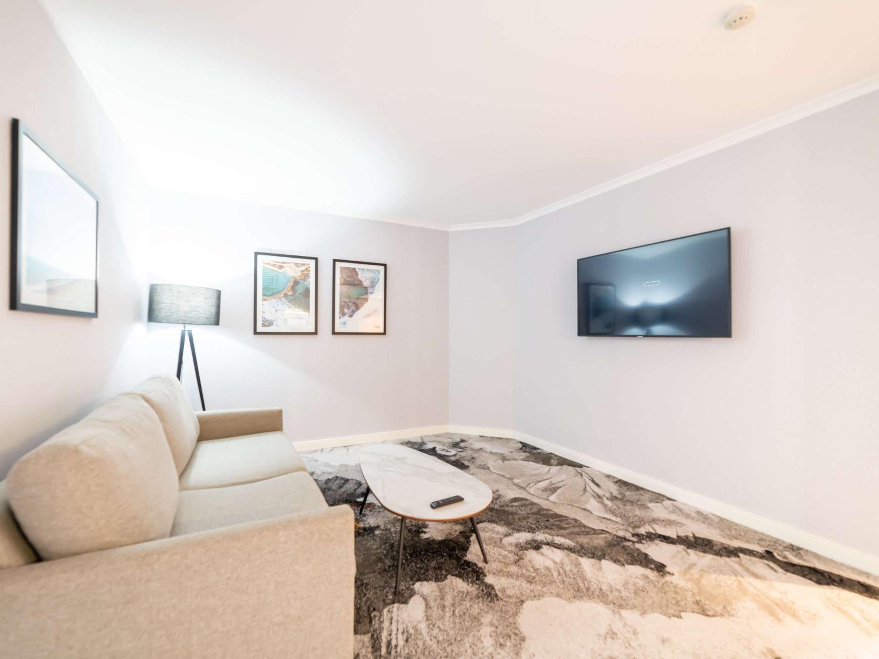 Deluxe King Room with Bay View thumbnail 6