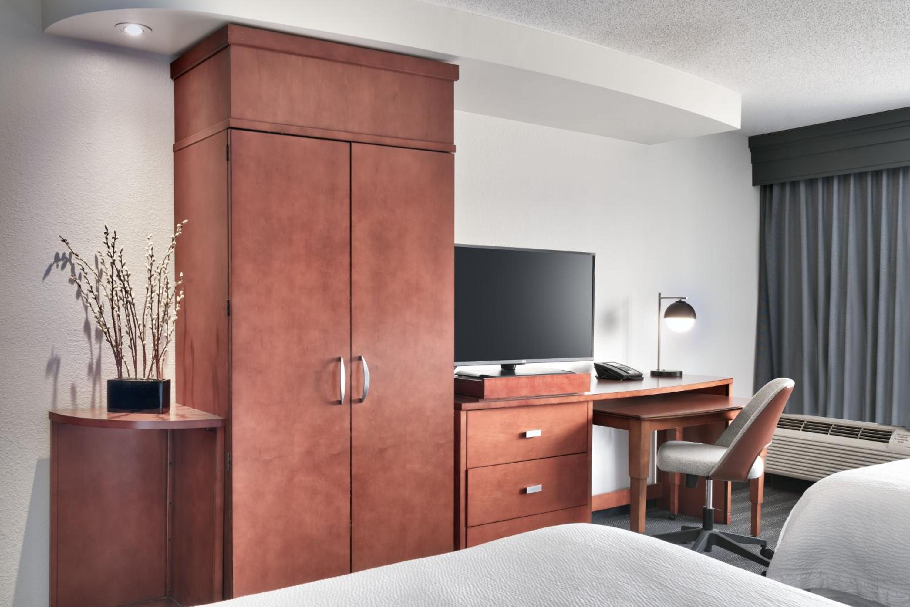 Queen Room with Two Queen Beds - Photo 4