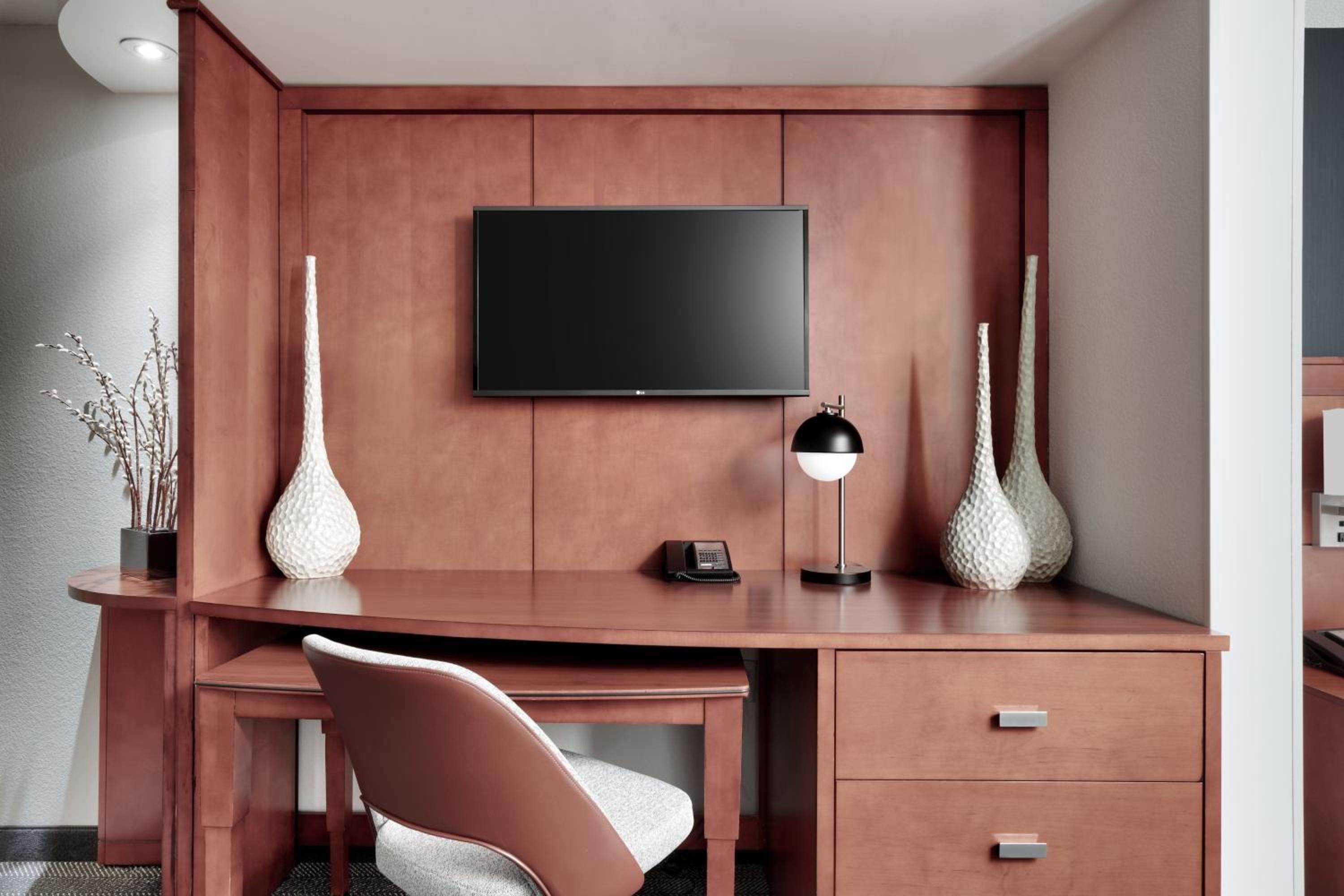 Studio with King Bed and Sofa Bed - Hearing Accessible - Photo 3