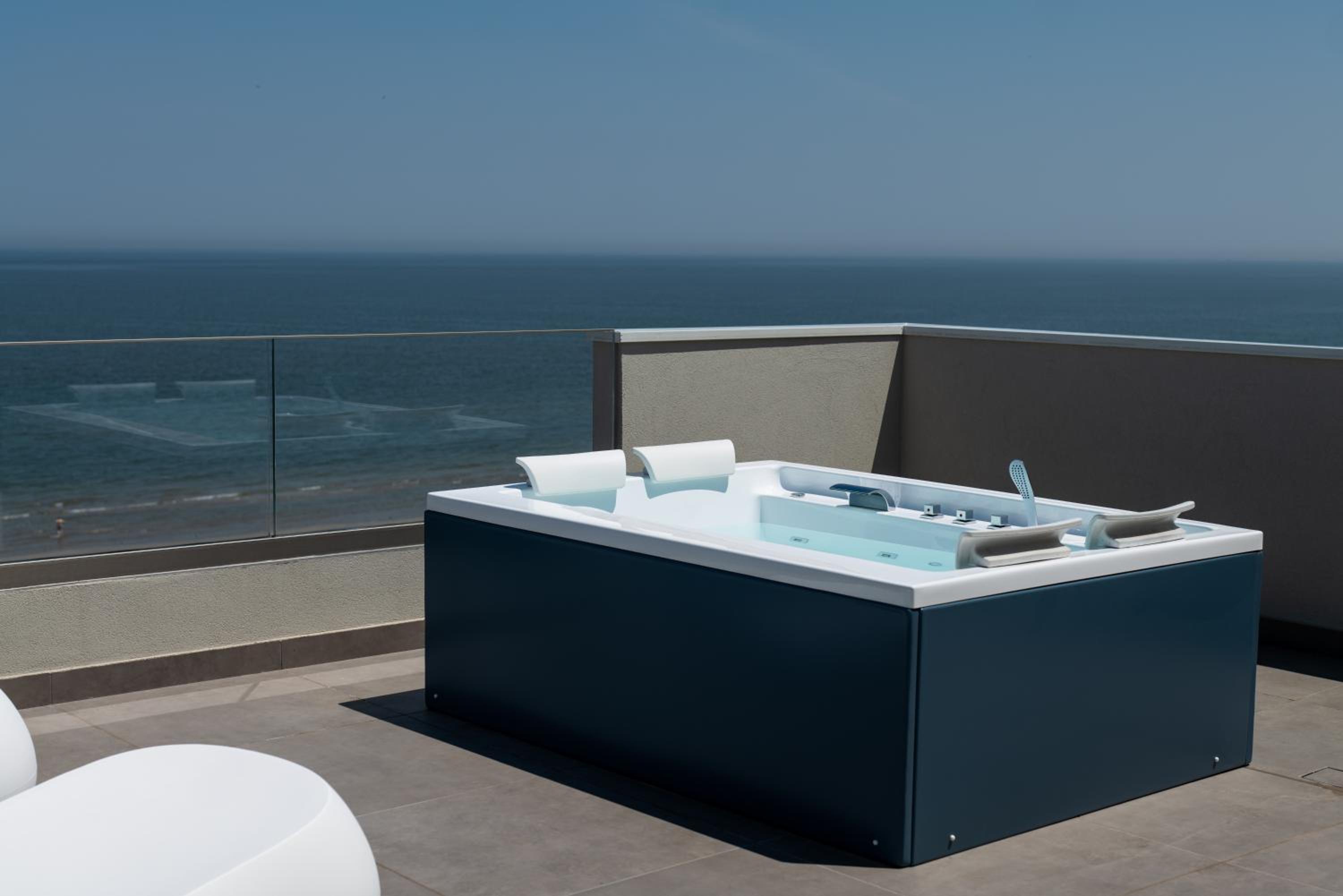 Panoramic Suite with Terrace and Hot Tub - Sea Front photo 2