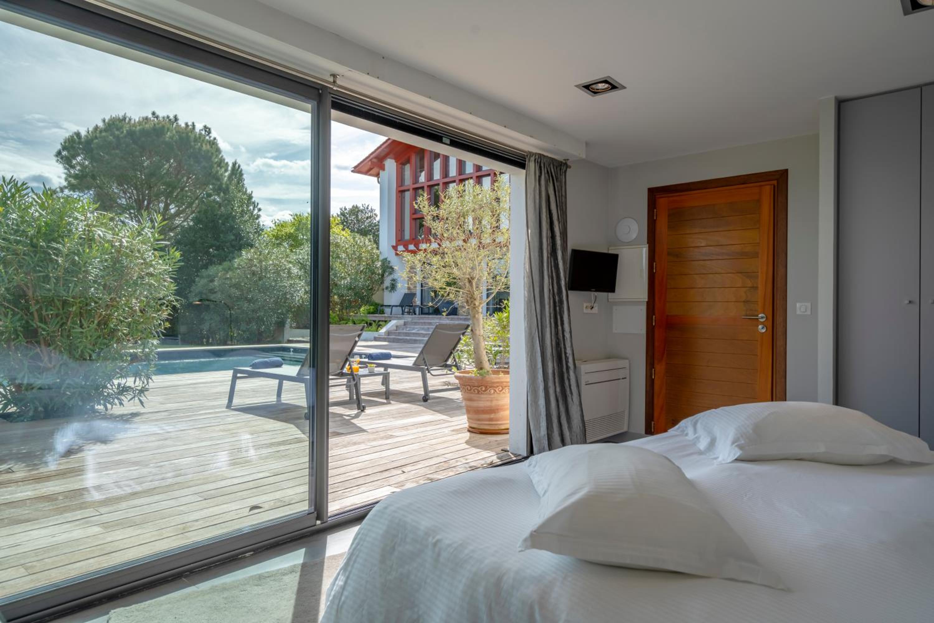 Chambre Parlementia – Vue sur Piscine