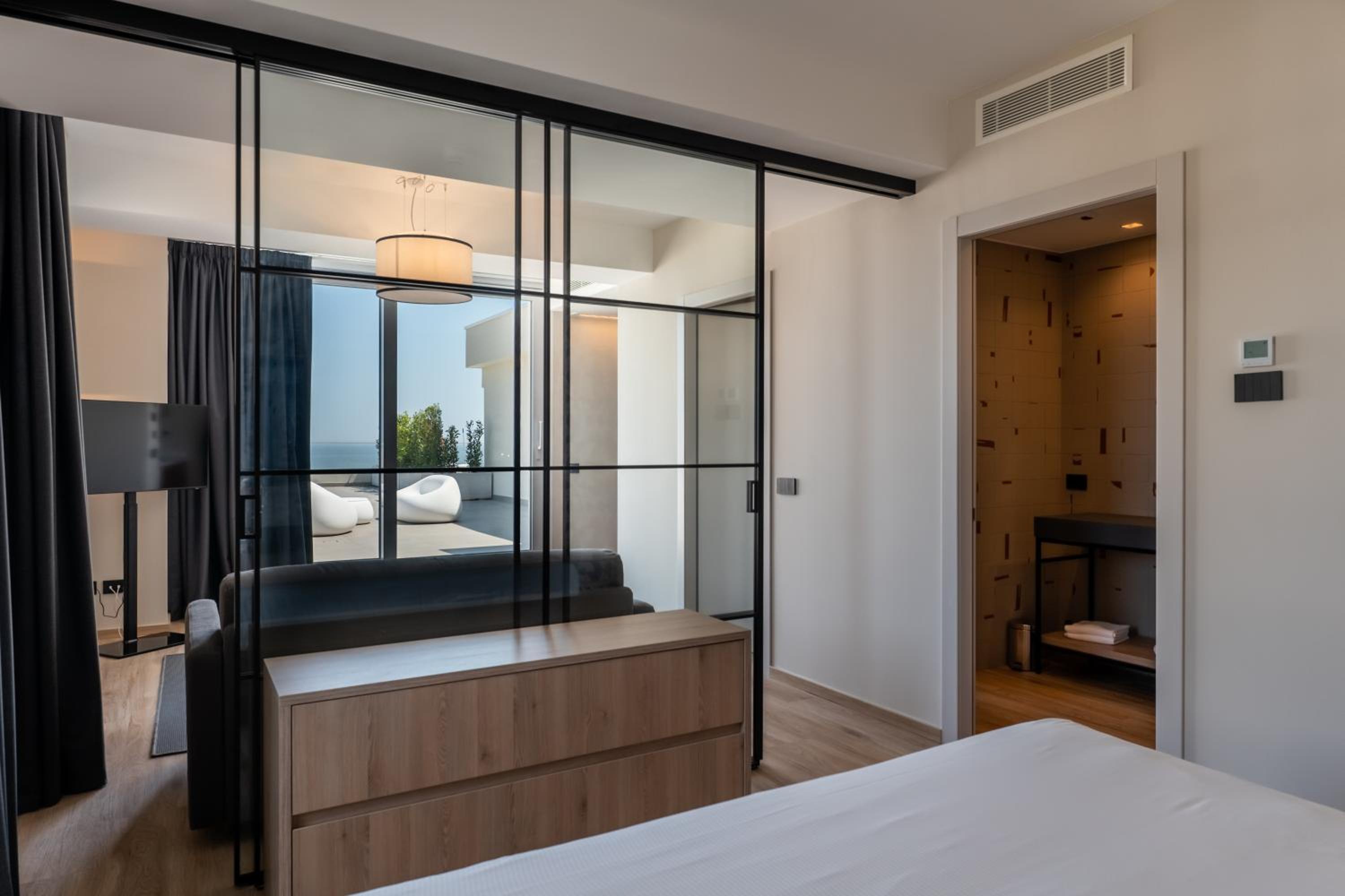 Panoramic Suite with Terrace and Hot Tub - Sea Front photo 3