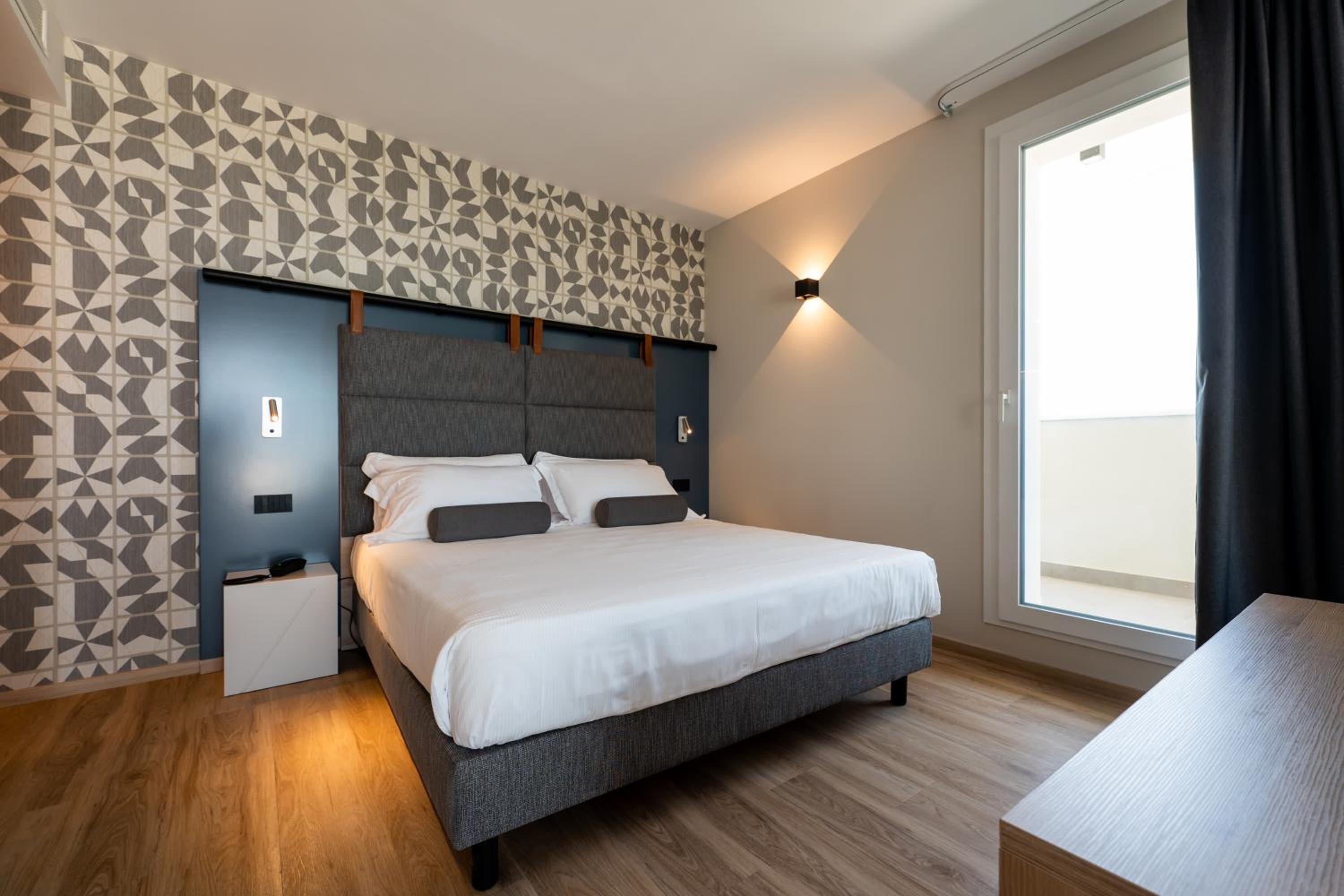 Panoramic Suite with Terrace and Hot Tub - Sea Front photo 2