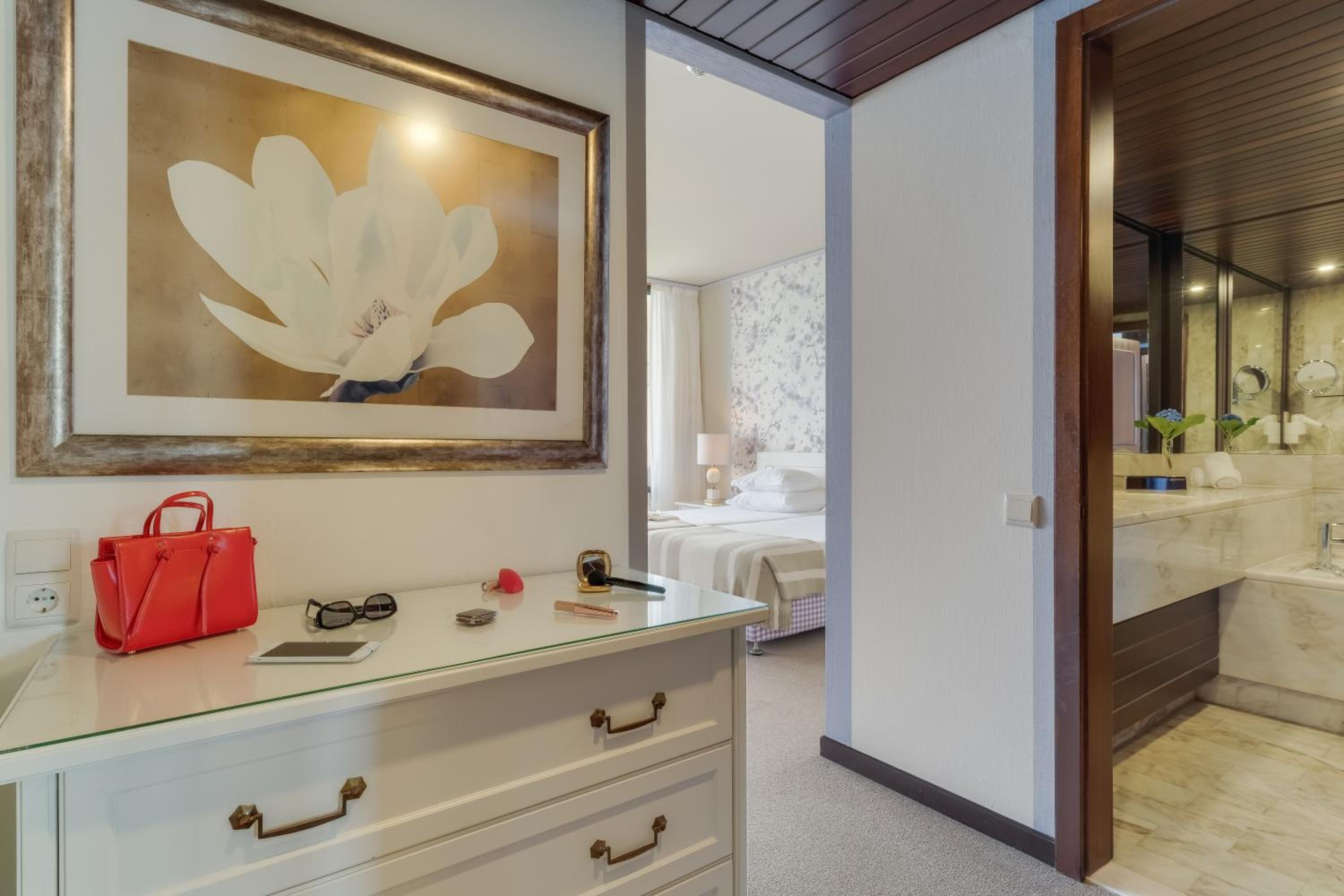 Available room thumbnail 6