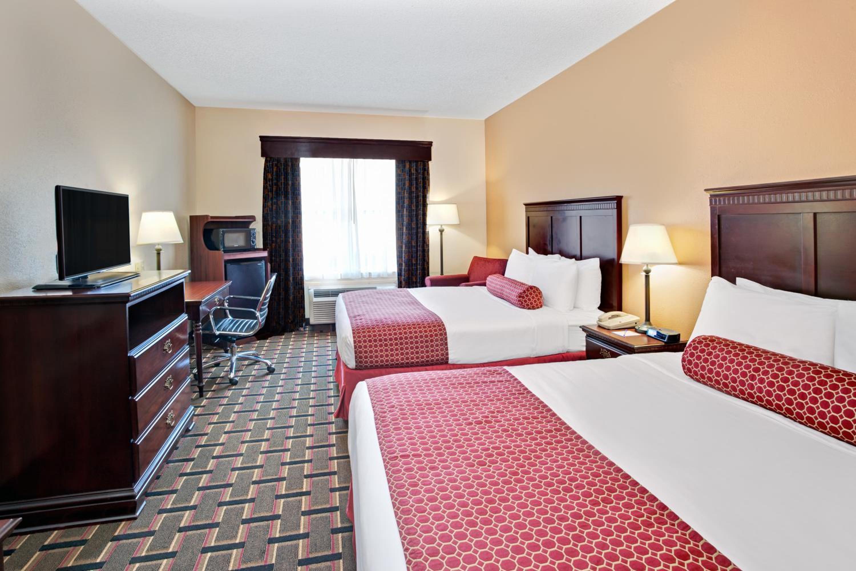 Queen Room with Two Queen Beds - Non-Smoking - Photo 2