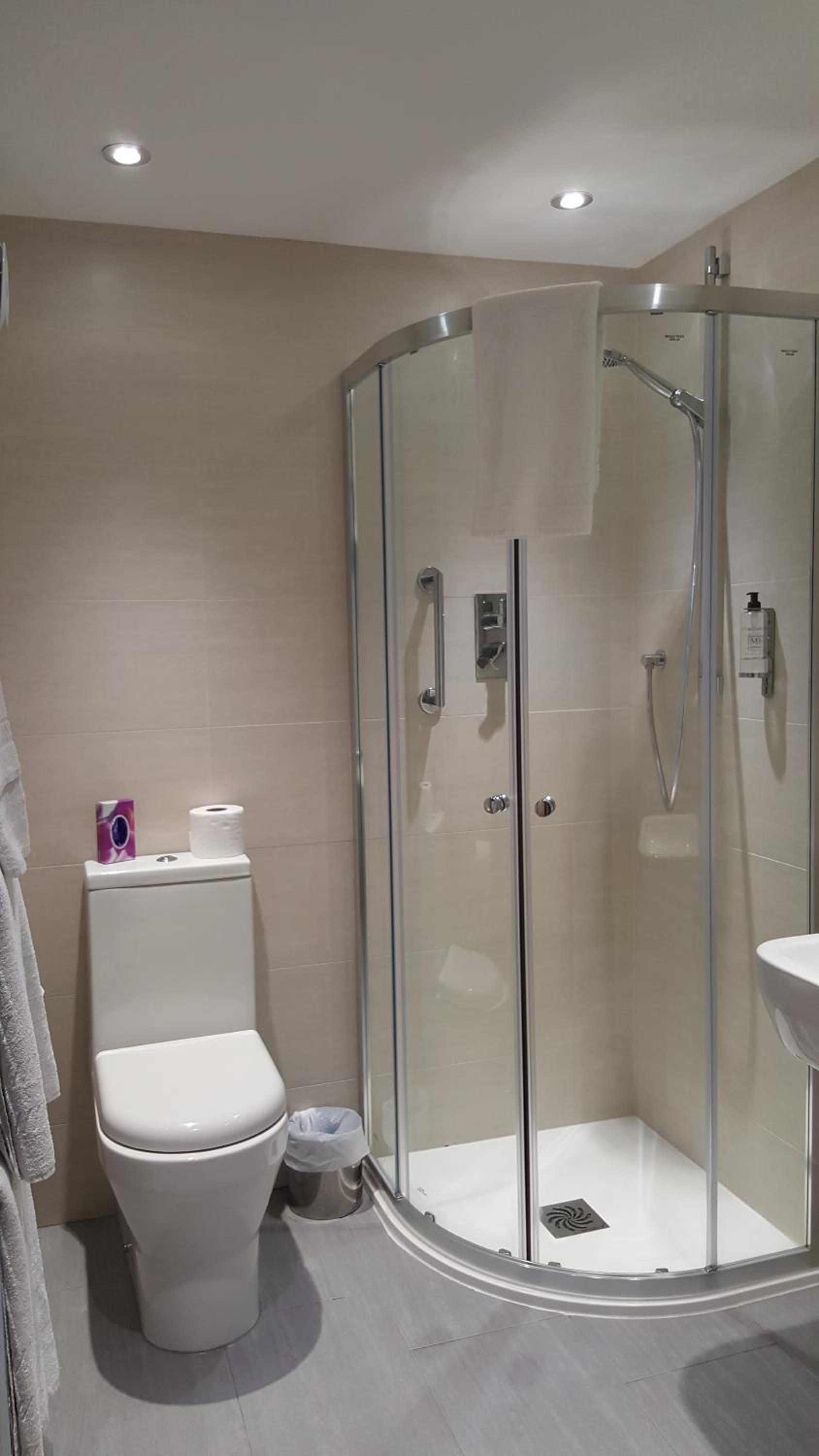 Standard Double Room - Photo 9
