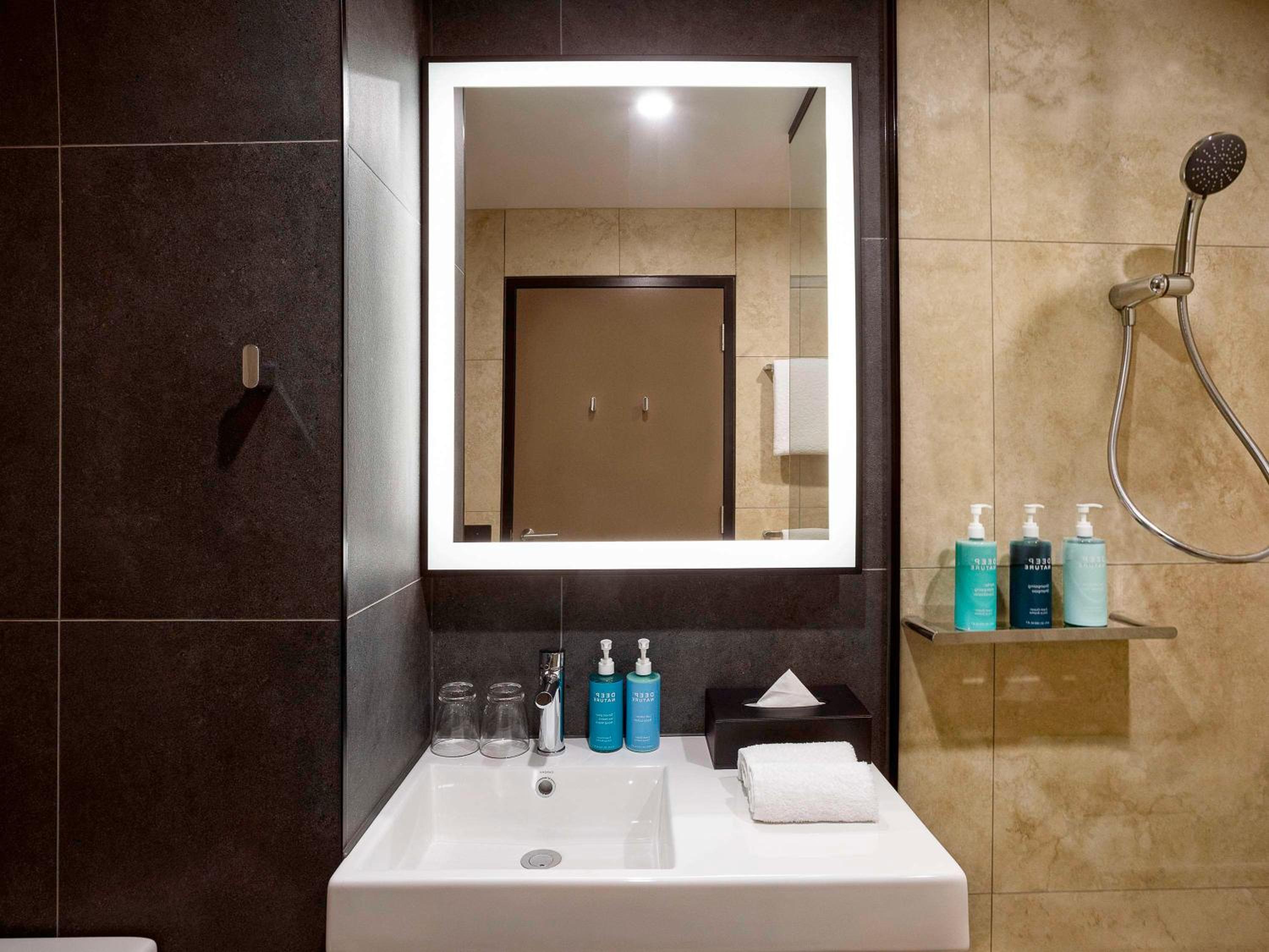 Deluxe King Room with Balcony - Photo 6