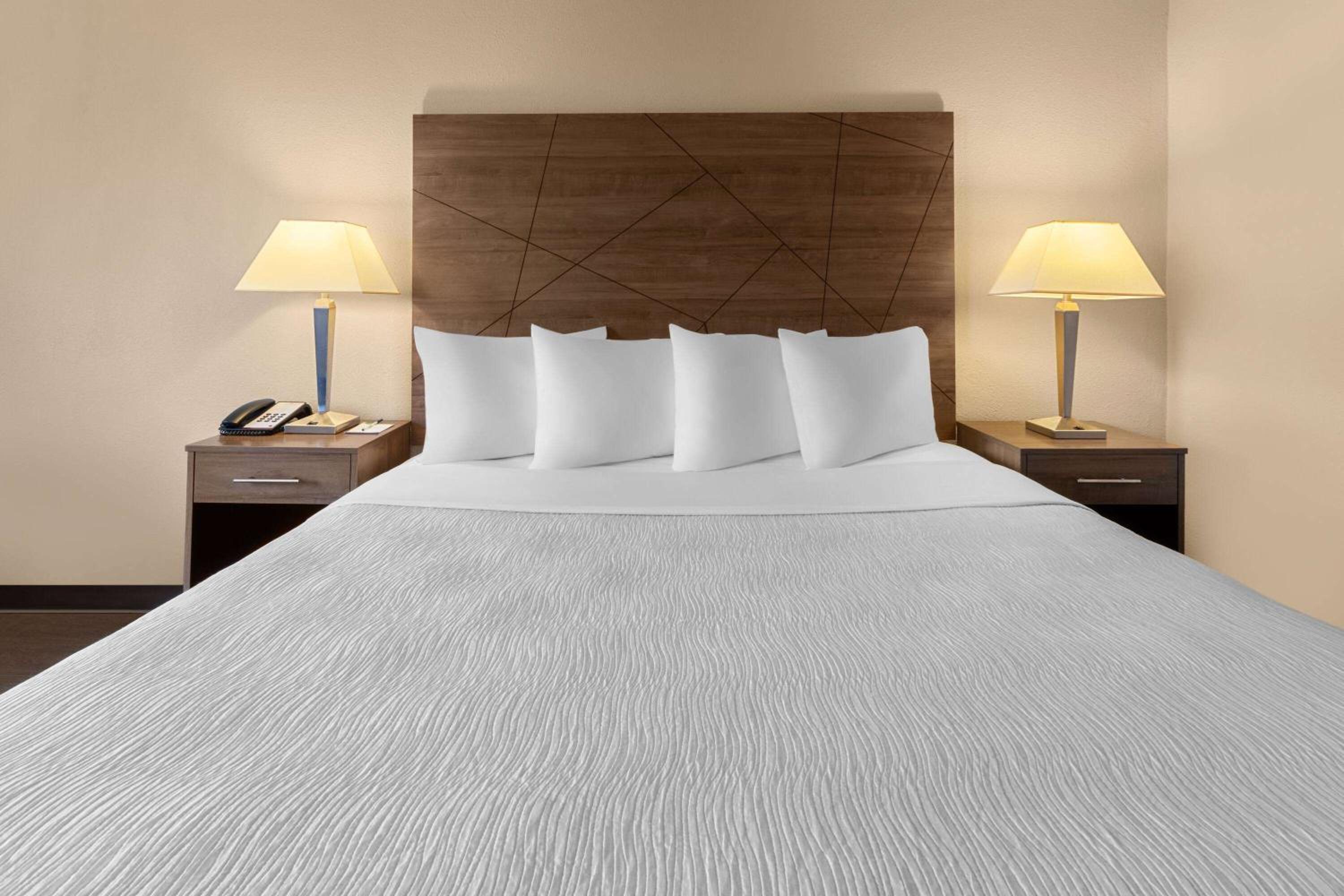 King Room with Roll-In Shower - Mobility/Hearing Access - Non-Smoking - Photo 3