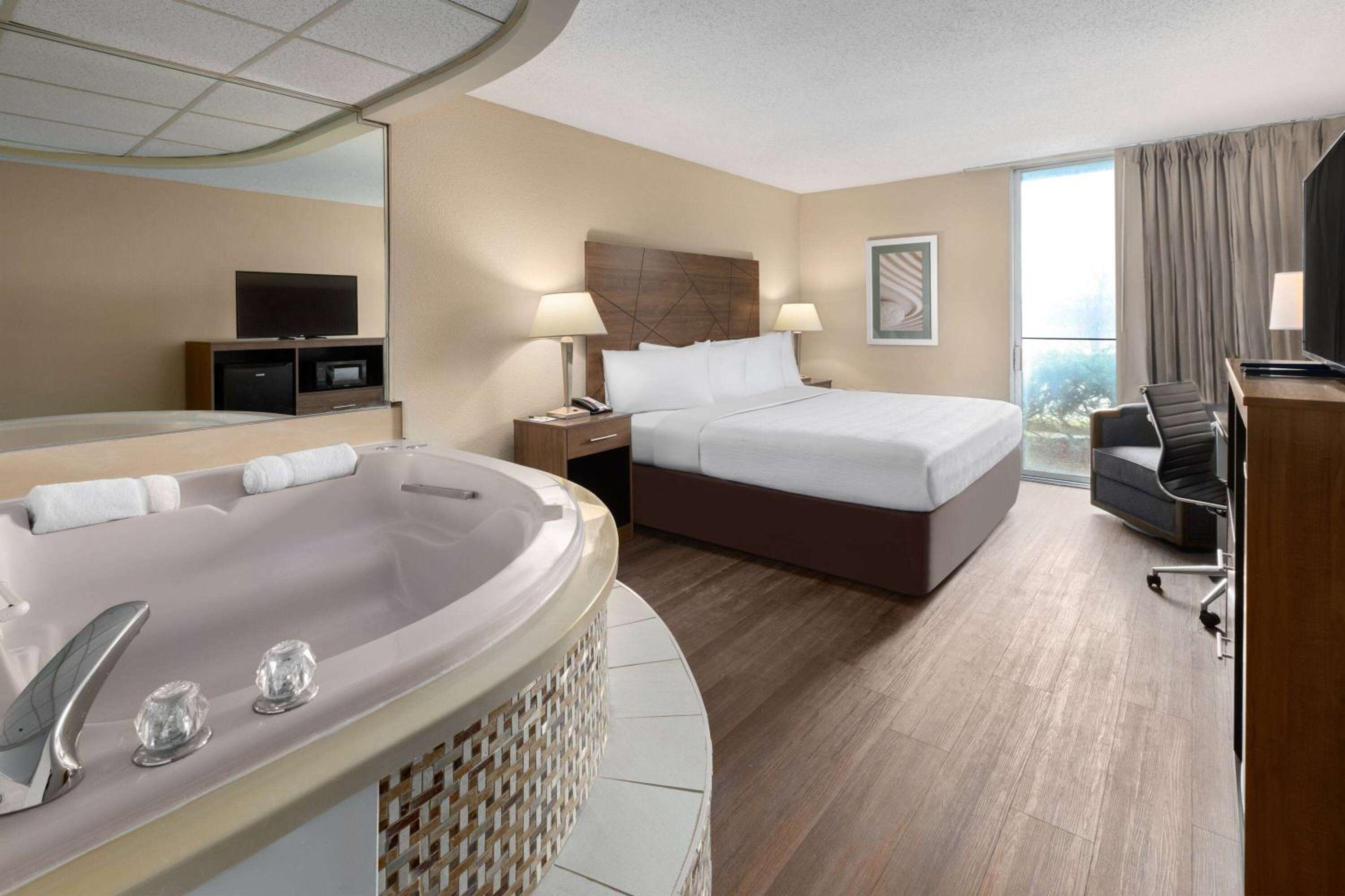 Deluxe King Room with Jetted Tub - Non-Smoking - Photo 1