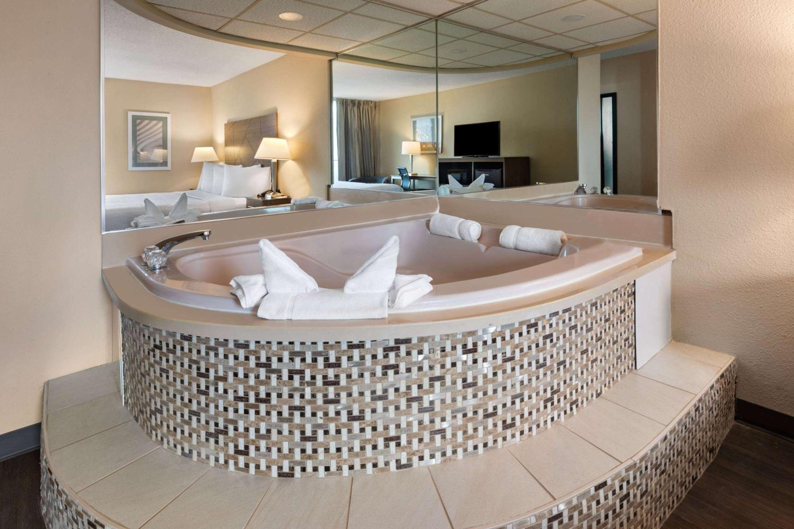 Deluxe King Room with Jetted Tub - Non-Smoking - Photo 2