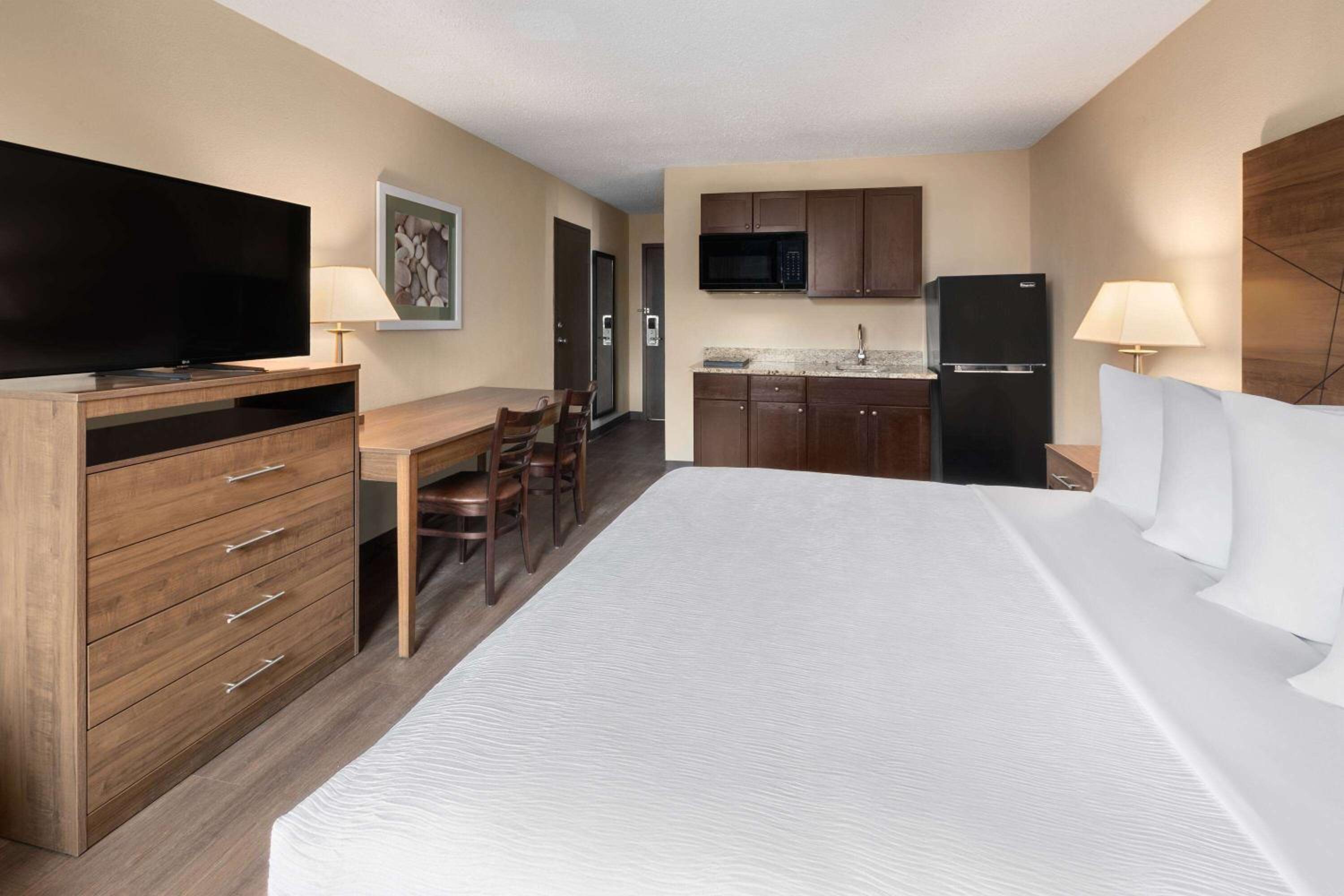 King Room with Kitchenette - Non-Smoking
 - Photo 3