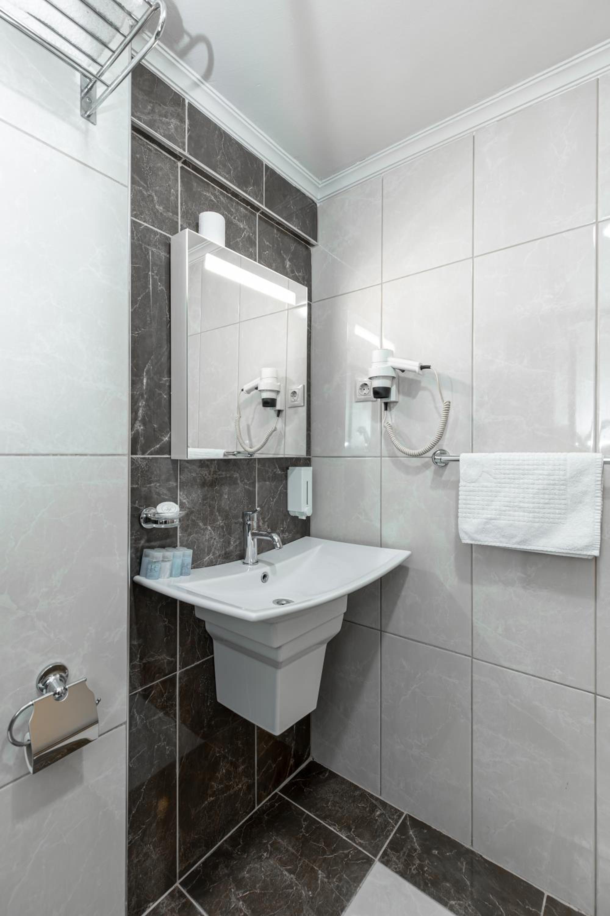 Deluxe Double Room - Photo 19