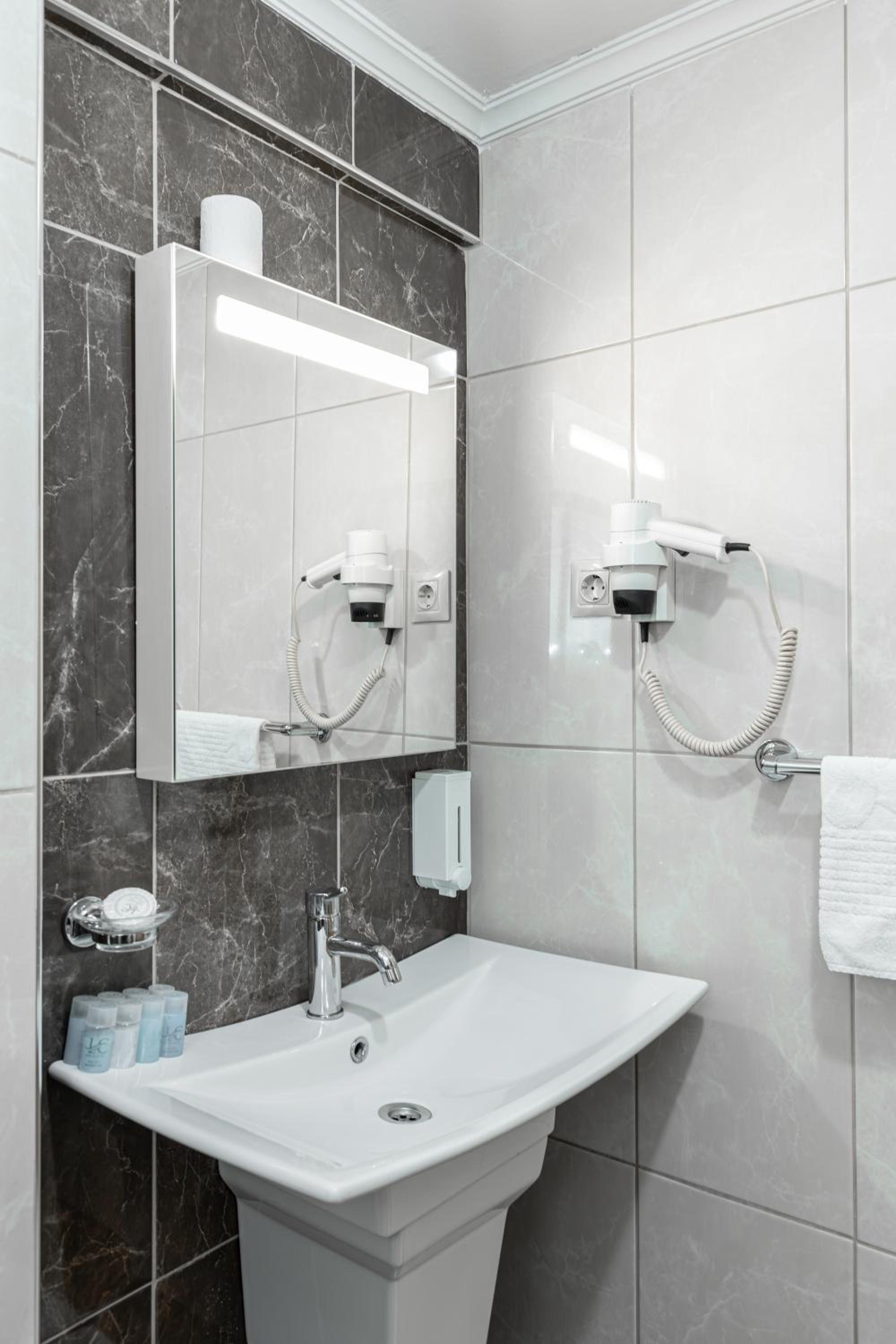 Deluxe Double Room - Photo 73