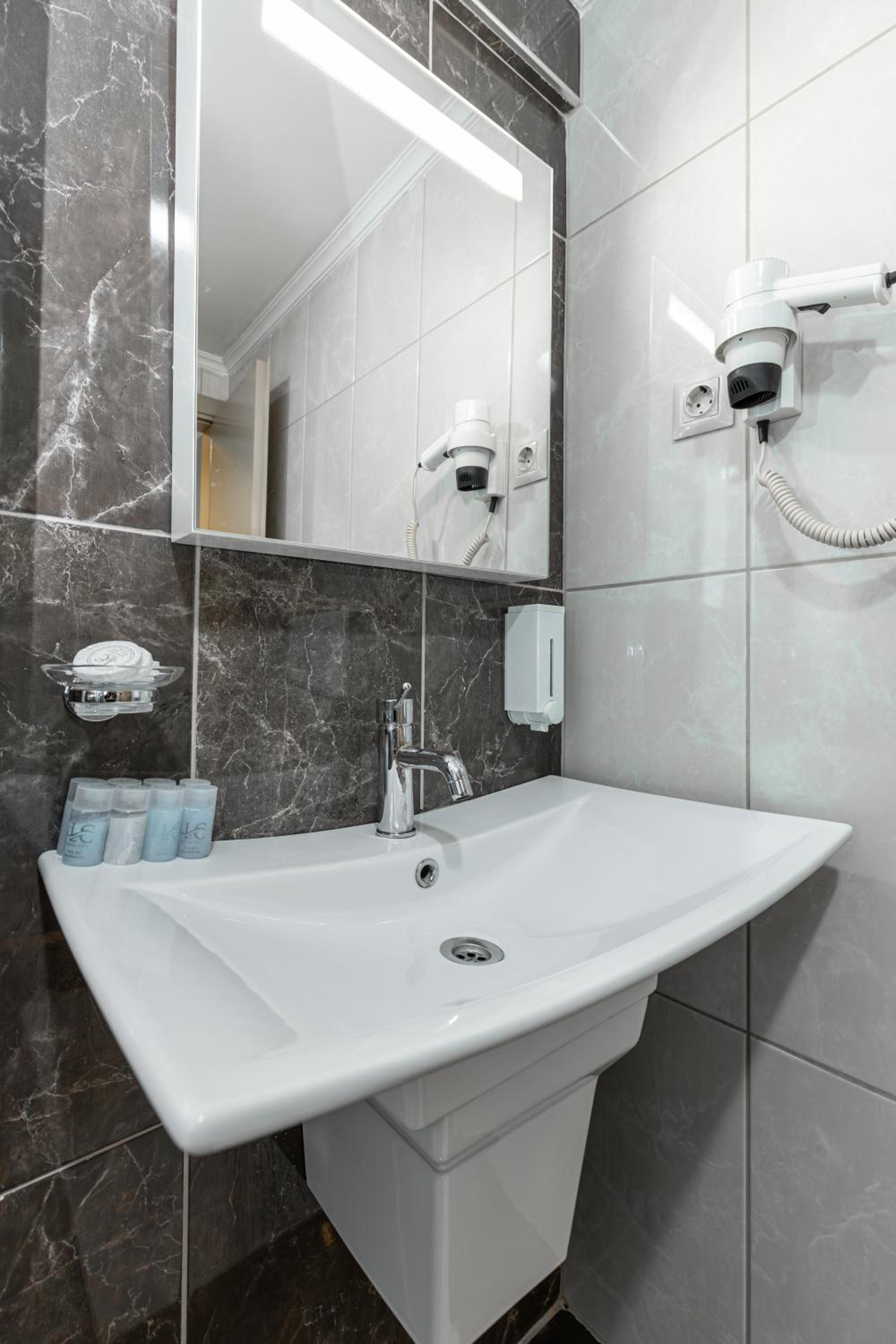 Deluxe Double Room - Photo 20