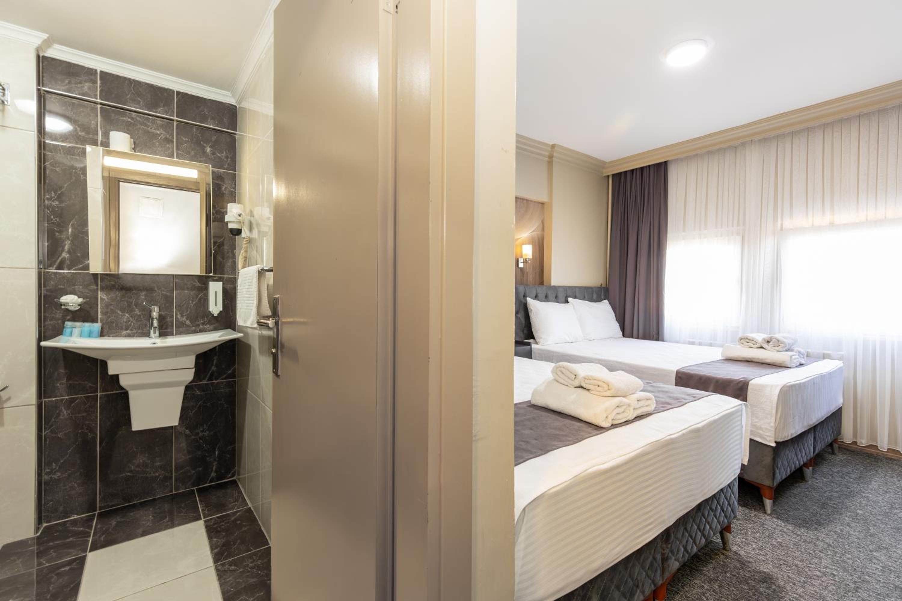 Deluxe Double Room - Photo 14