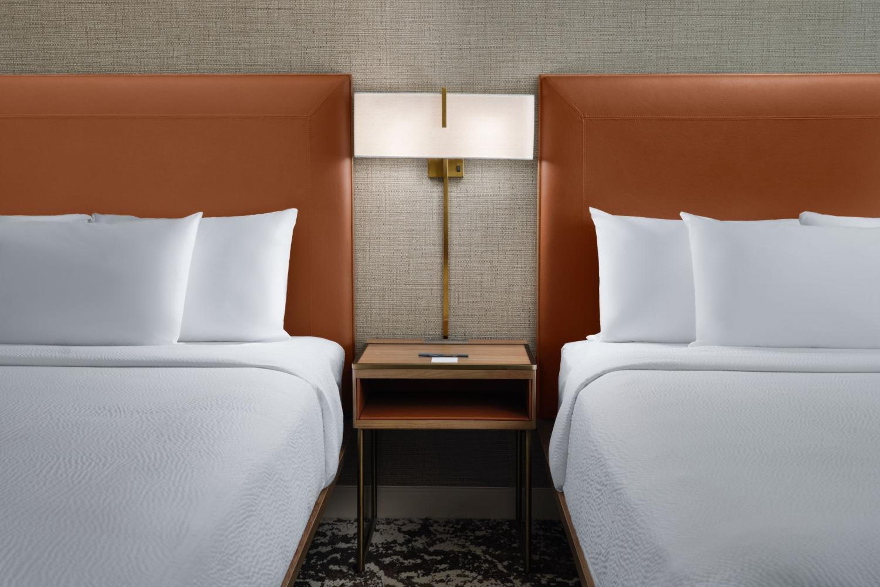 Queen Room with Two Queen Beds - Photo 8