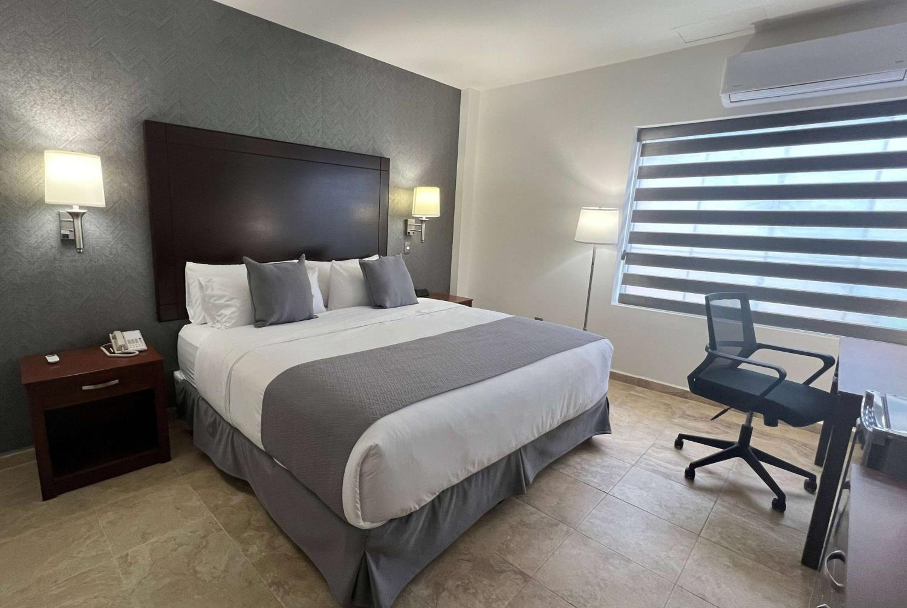 King Room - Mobility Access/Non-Smoking - Photo 1