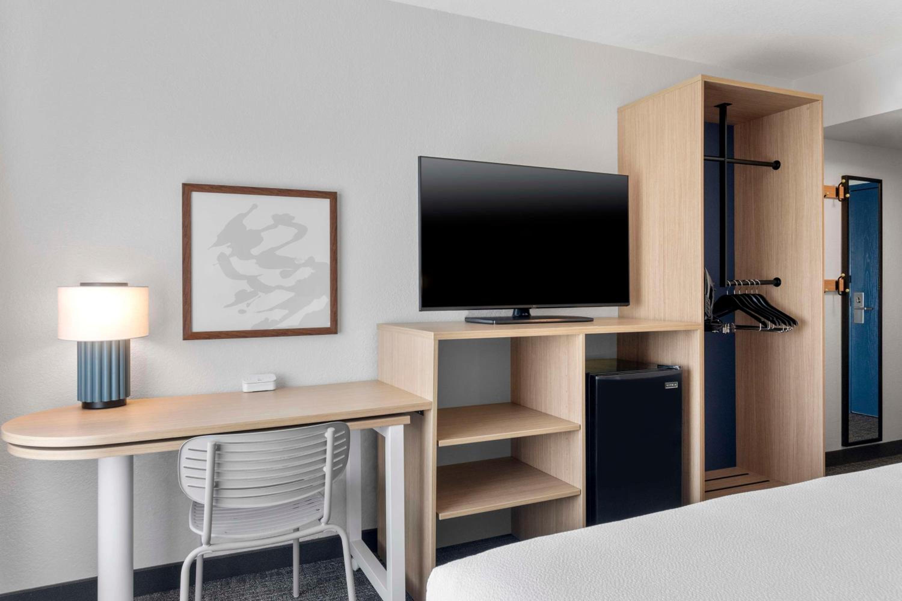 King Room with Bath Tub - Mobility/Hearing Access