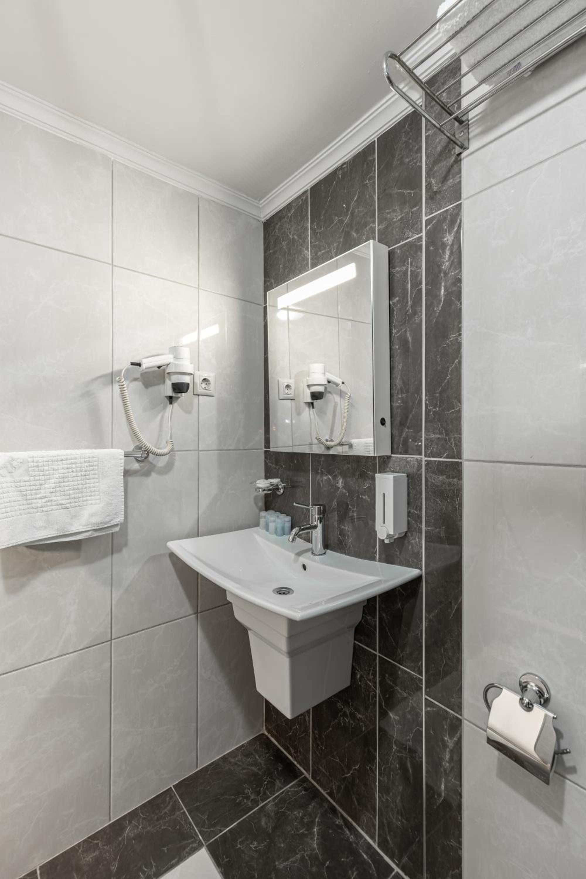 Deluxe Double Room - Photo 24