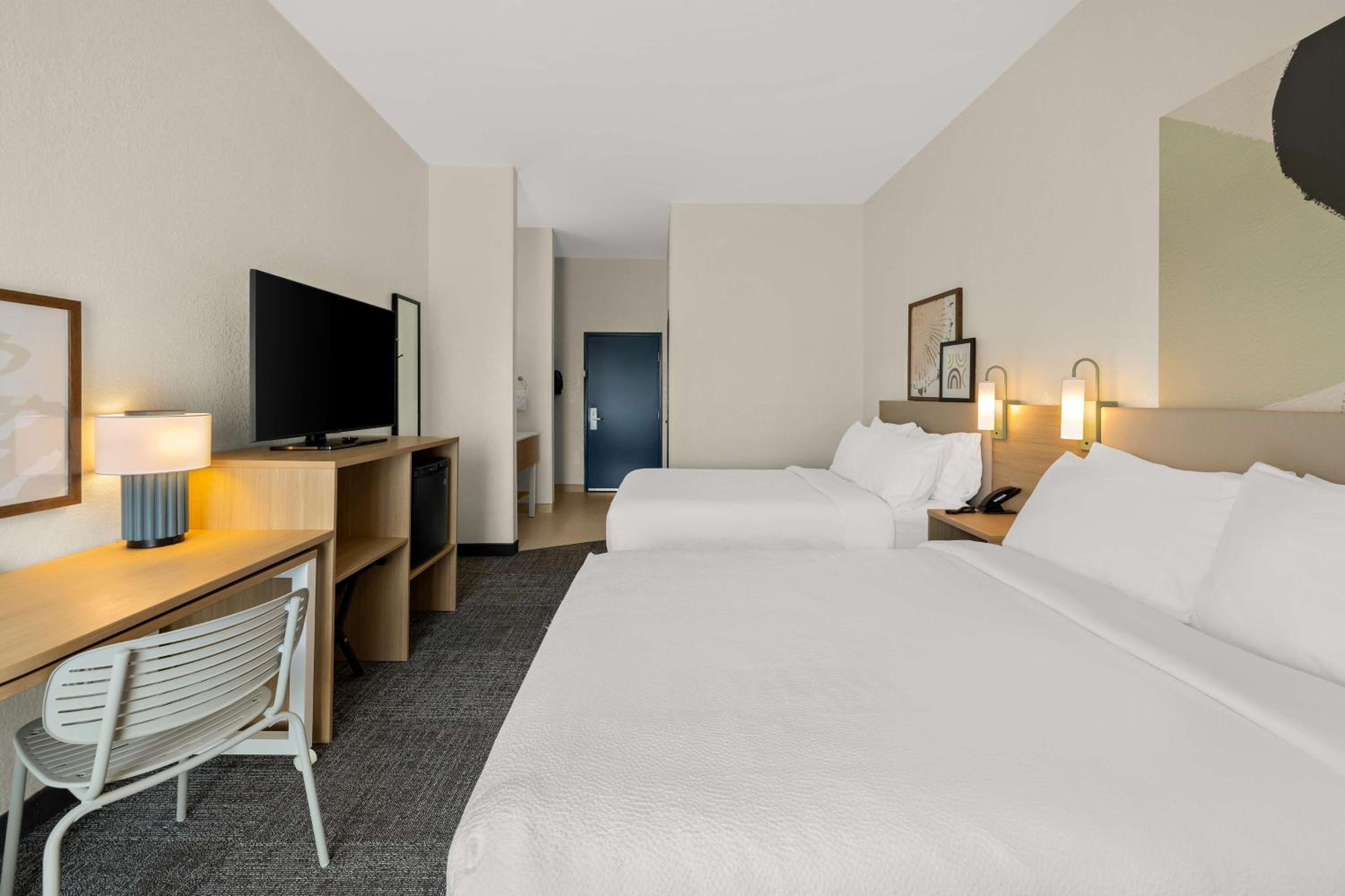 Queen Room with Two Queen Beds - Photo 7