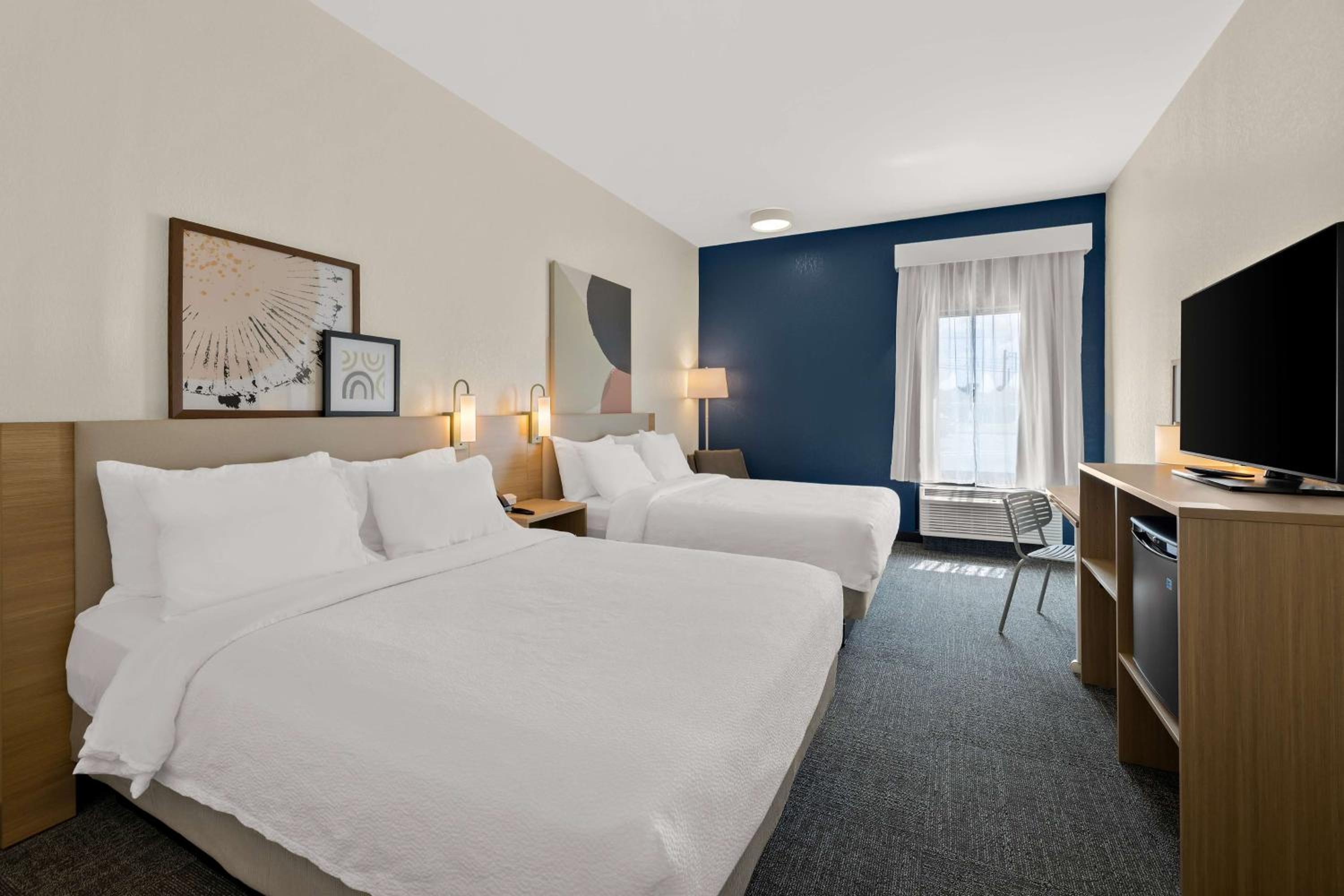 Queen Room with Two Queen Beds - Photo 6