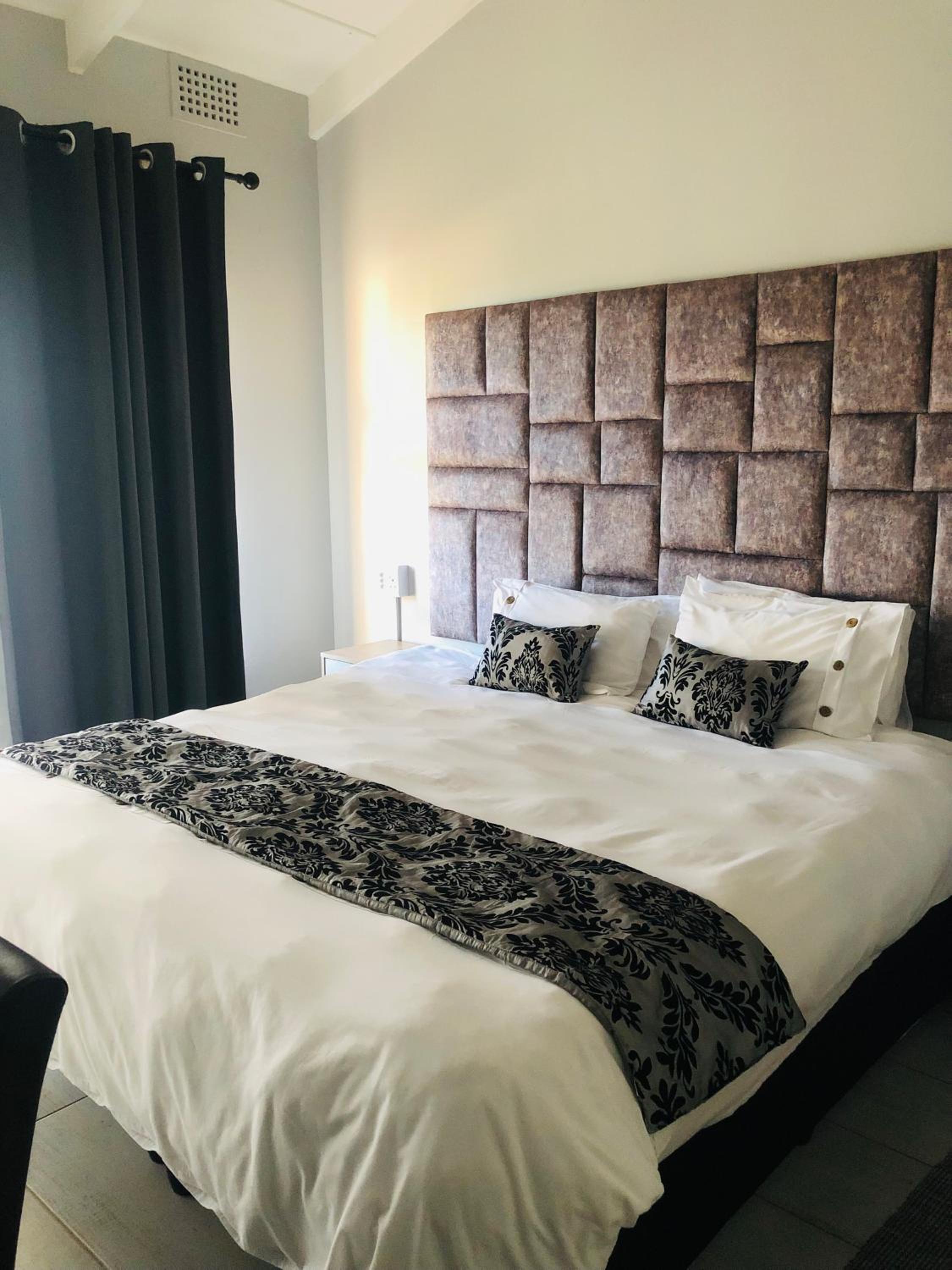 Deluxe King Room photo 1