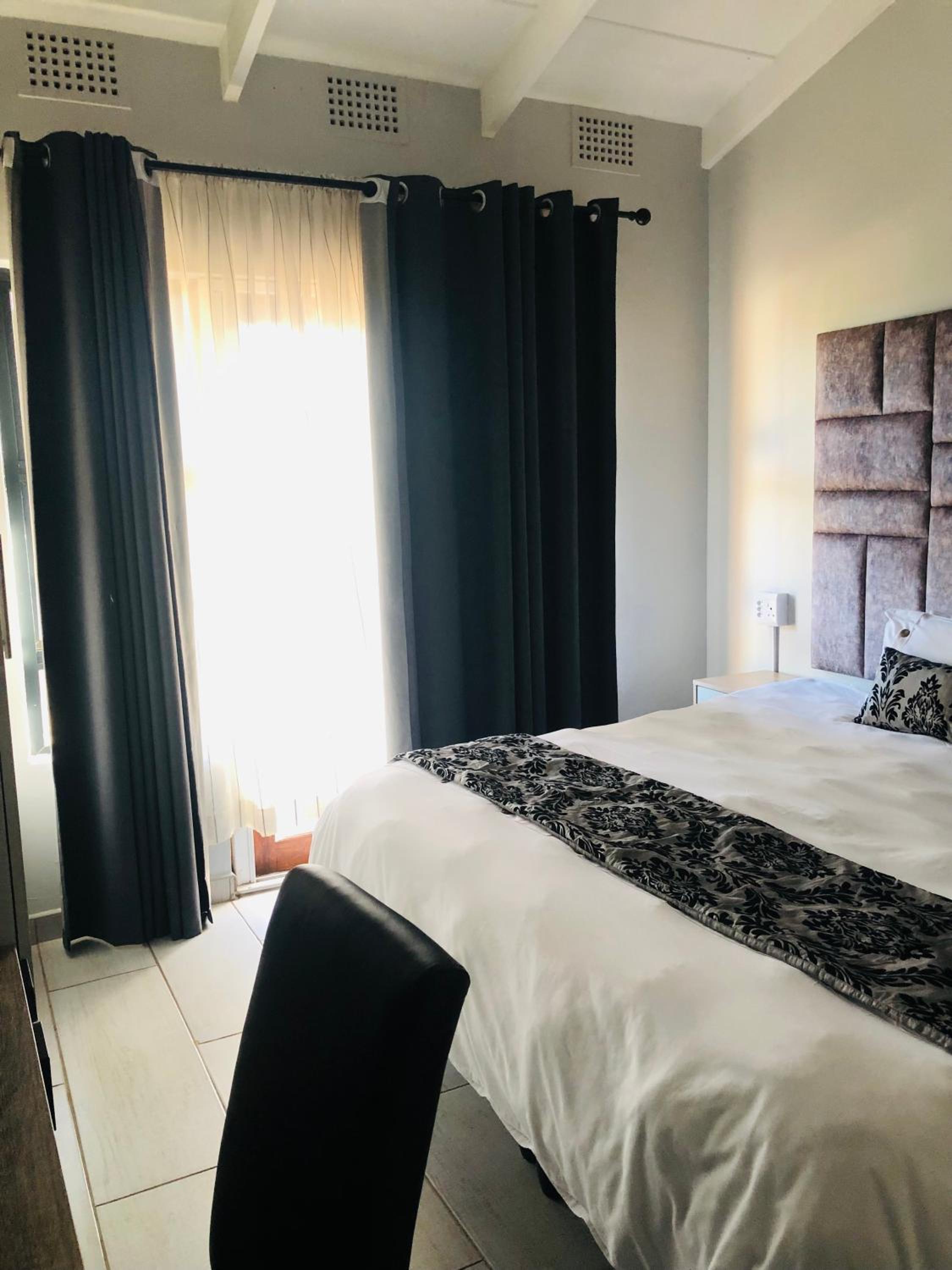 Deluxe King Room photo 2