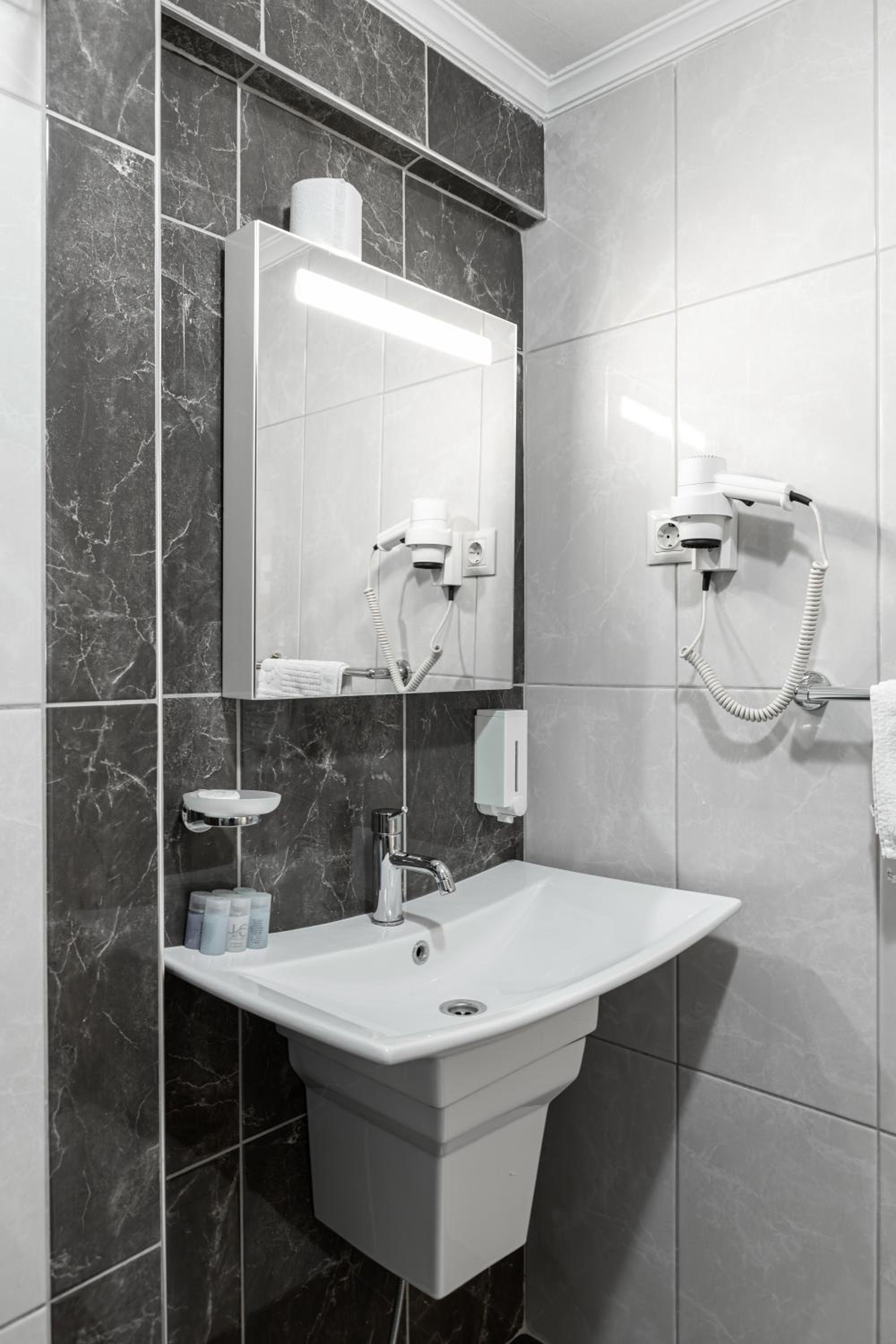 Deluxe Double Room - Photo 32