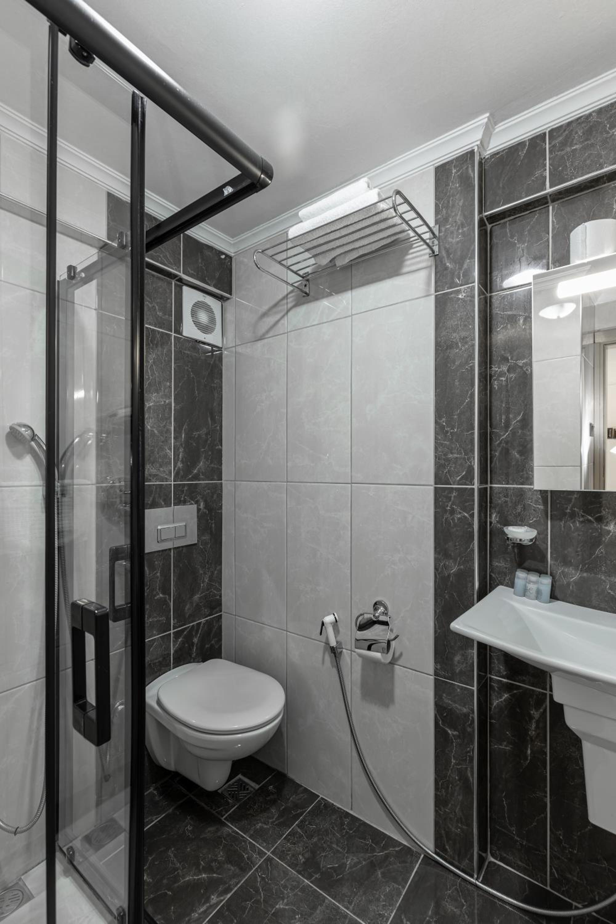 Deluxe Double Room - Photo 33