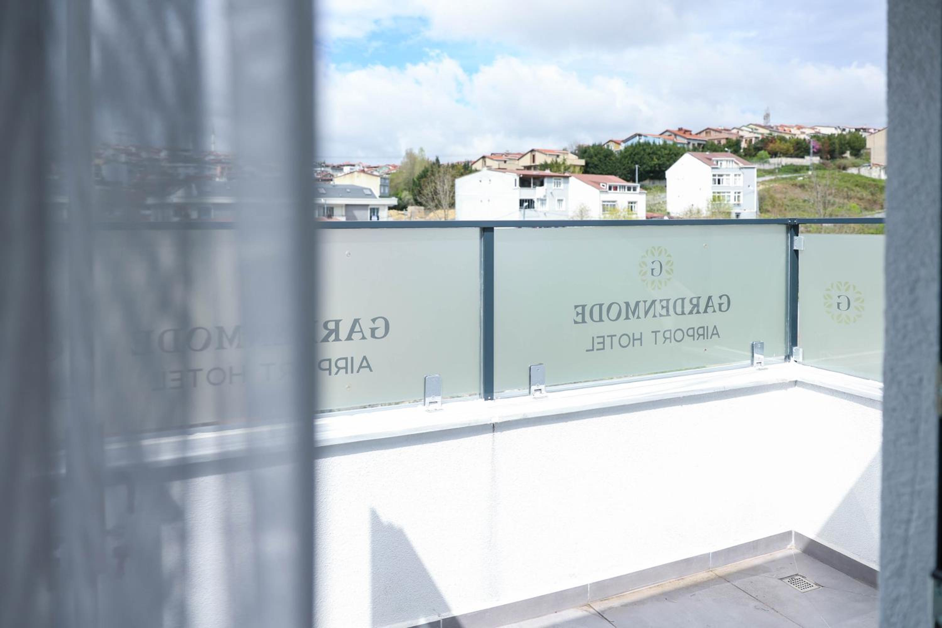 Deluxe Double Room with Balcony - Photo 4