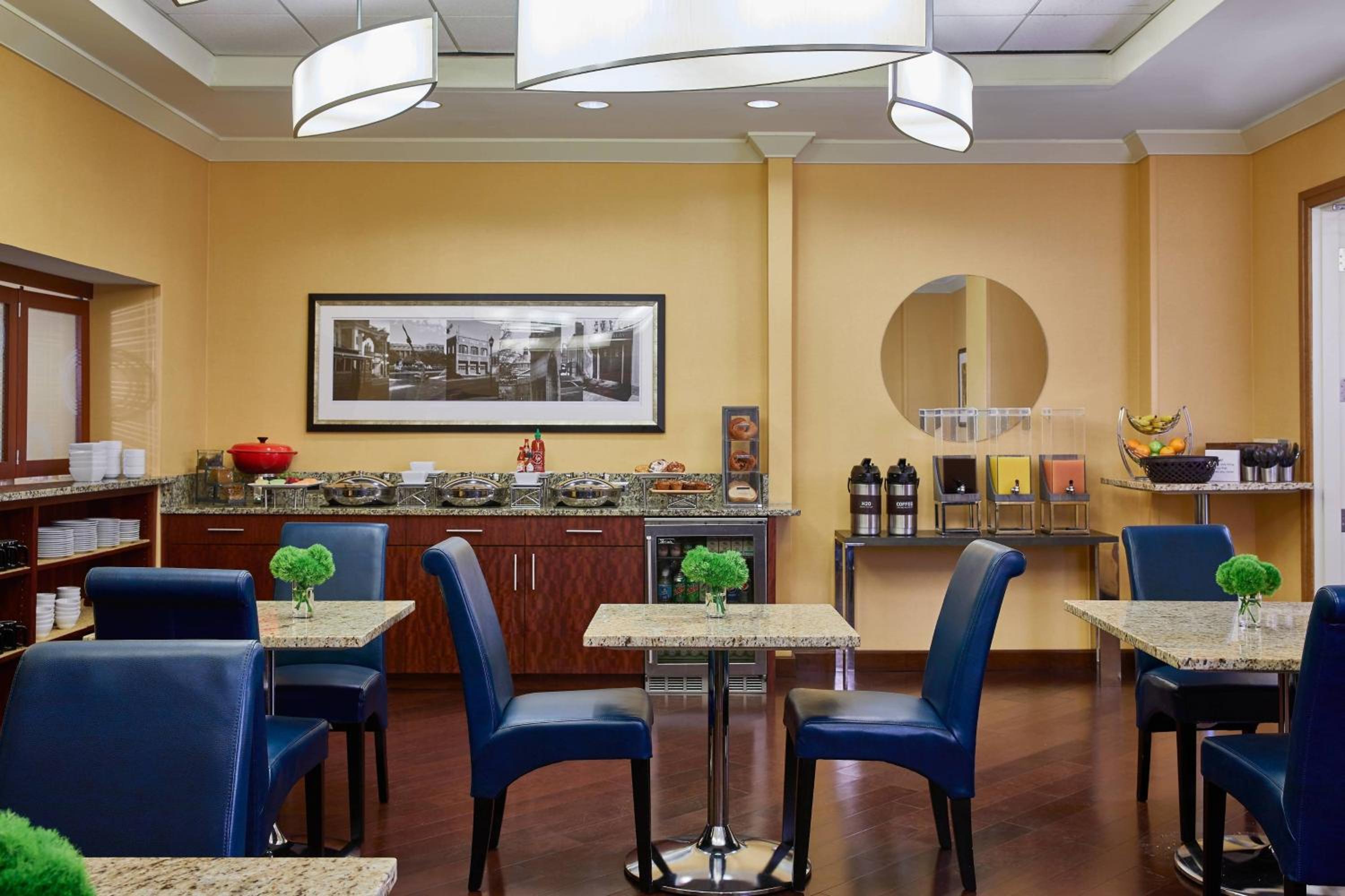 Upper Level Room with King Bed or Two Double Beds - Club Level - Photo 4