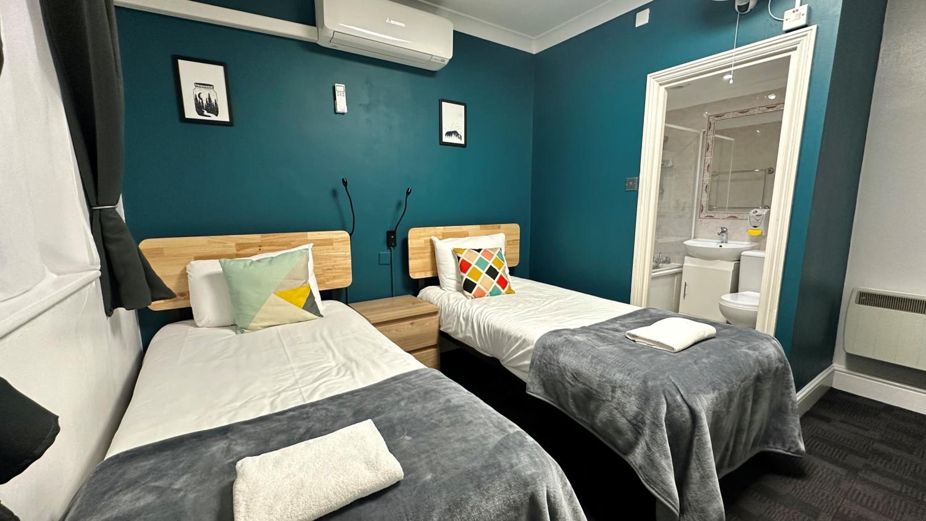 Twin Room with Bathroom photo 1