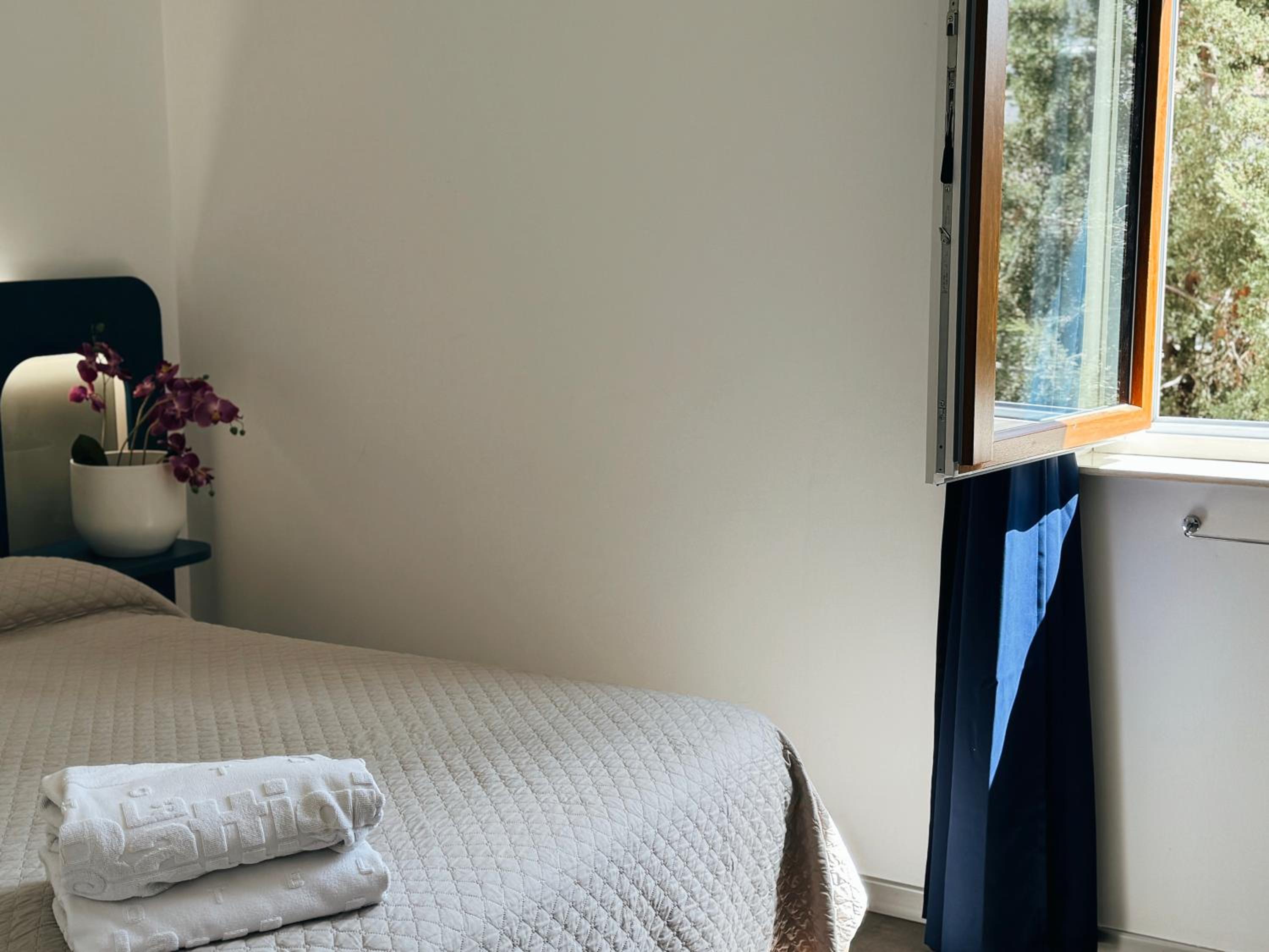 Standard Double Room with Garden View - Photo 9