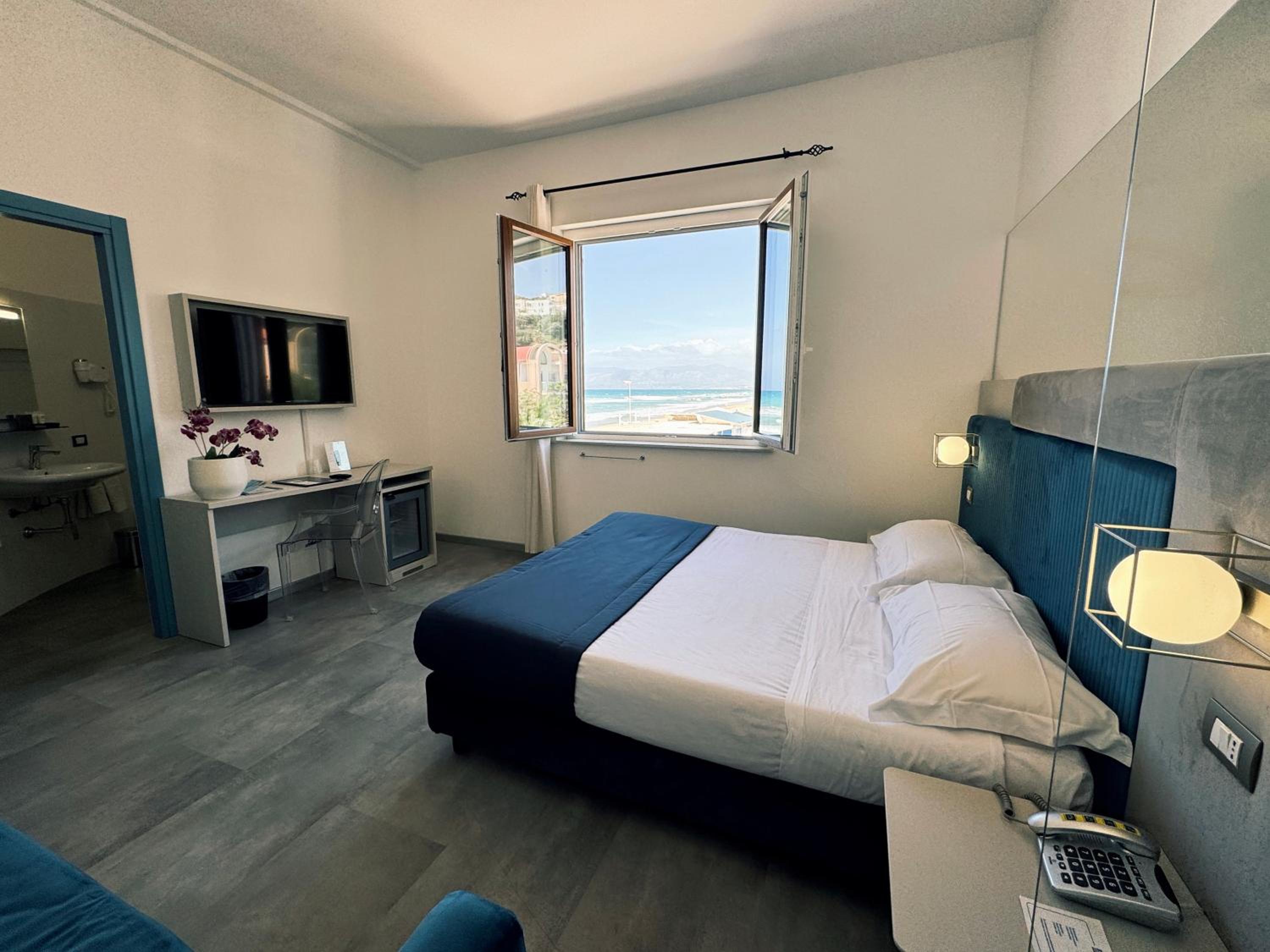 Standard Double Room with Garden View - Photo 7
