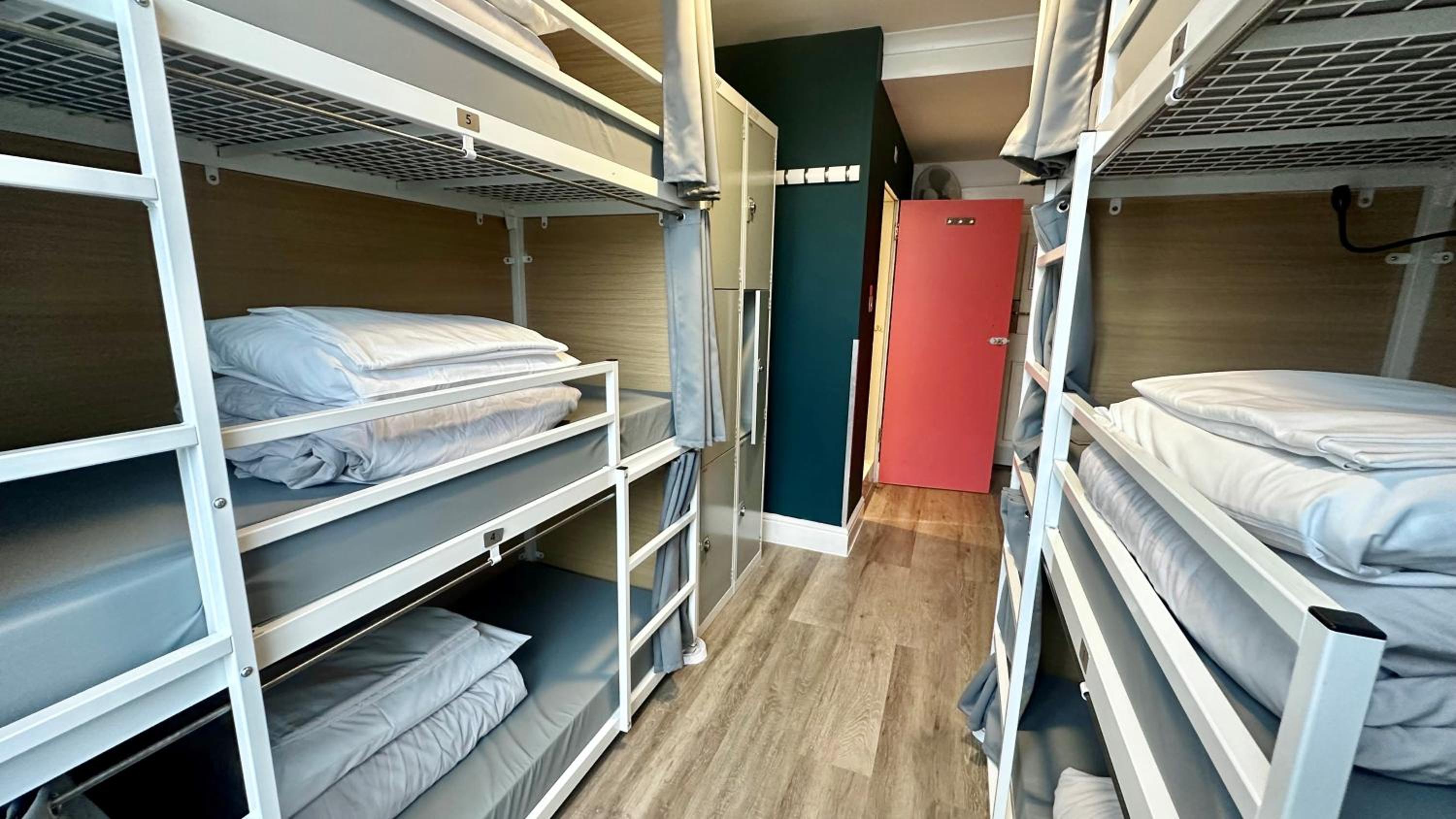 6-Bed Mixed Dormitory Room photo 2