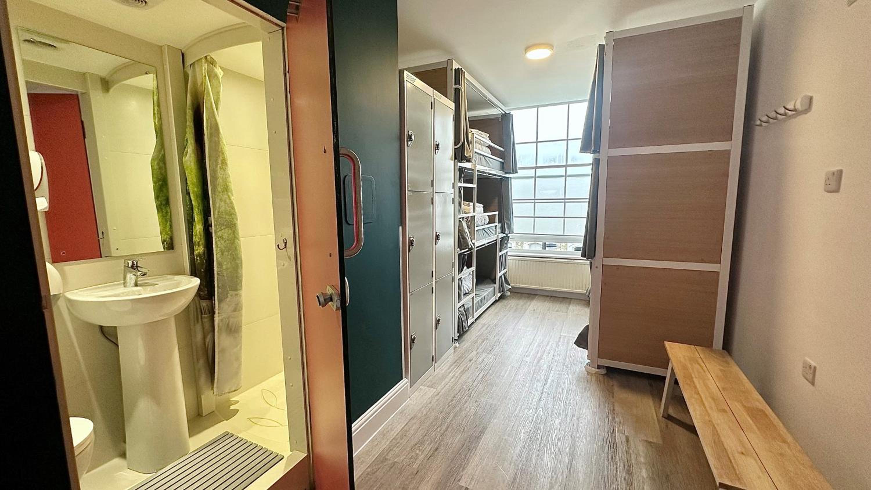 6-Bed Mixed Dormitory Room photo 3
