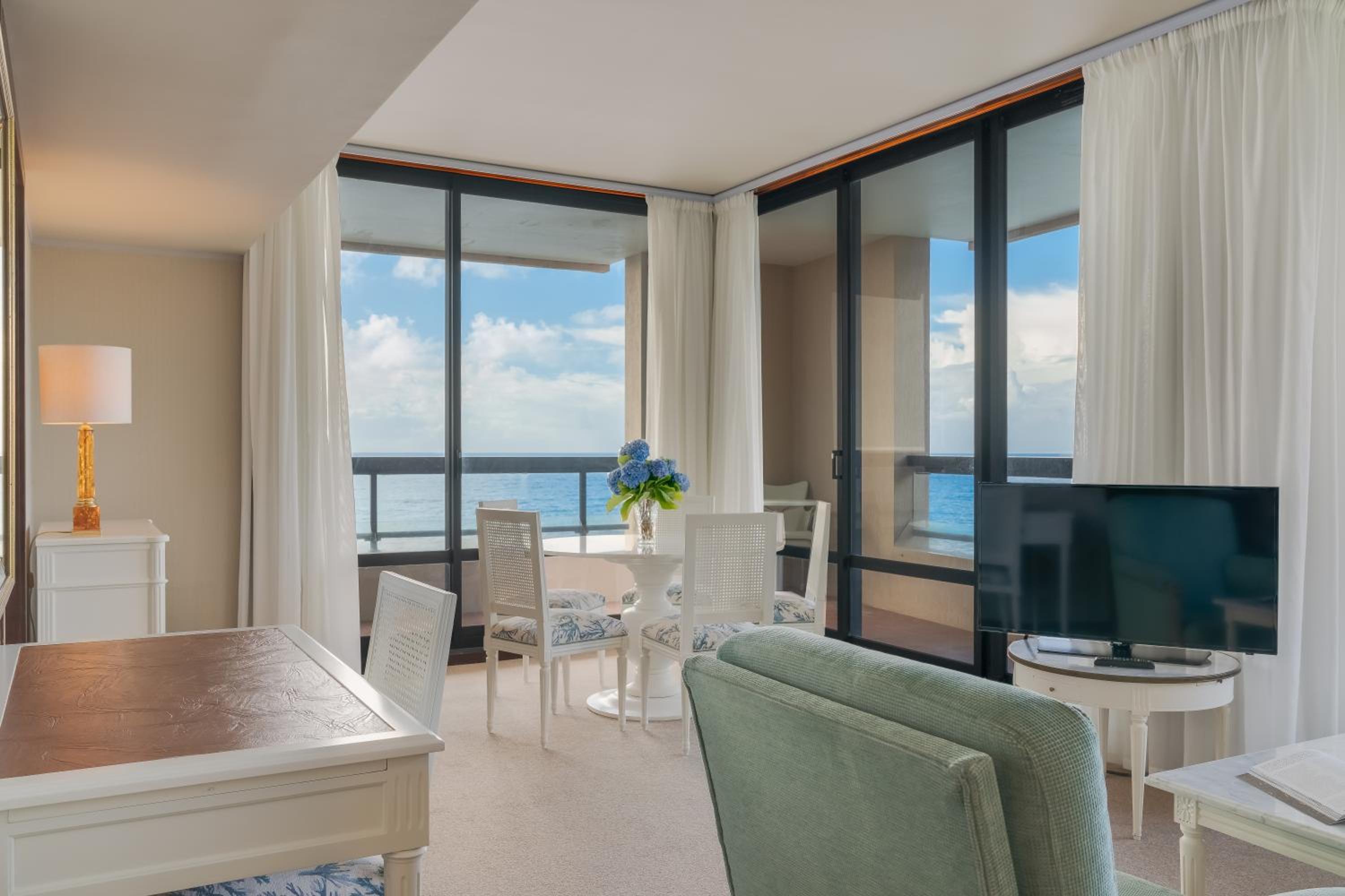 Senior Suite with Sea View thumbnail 6