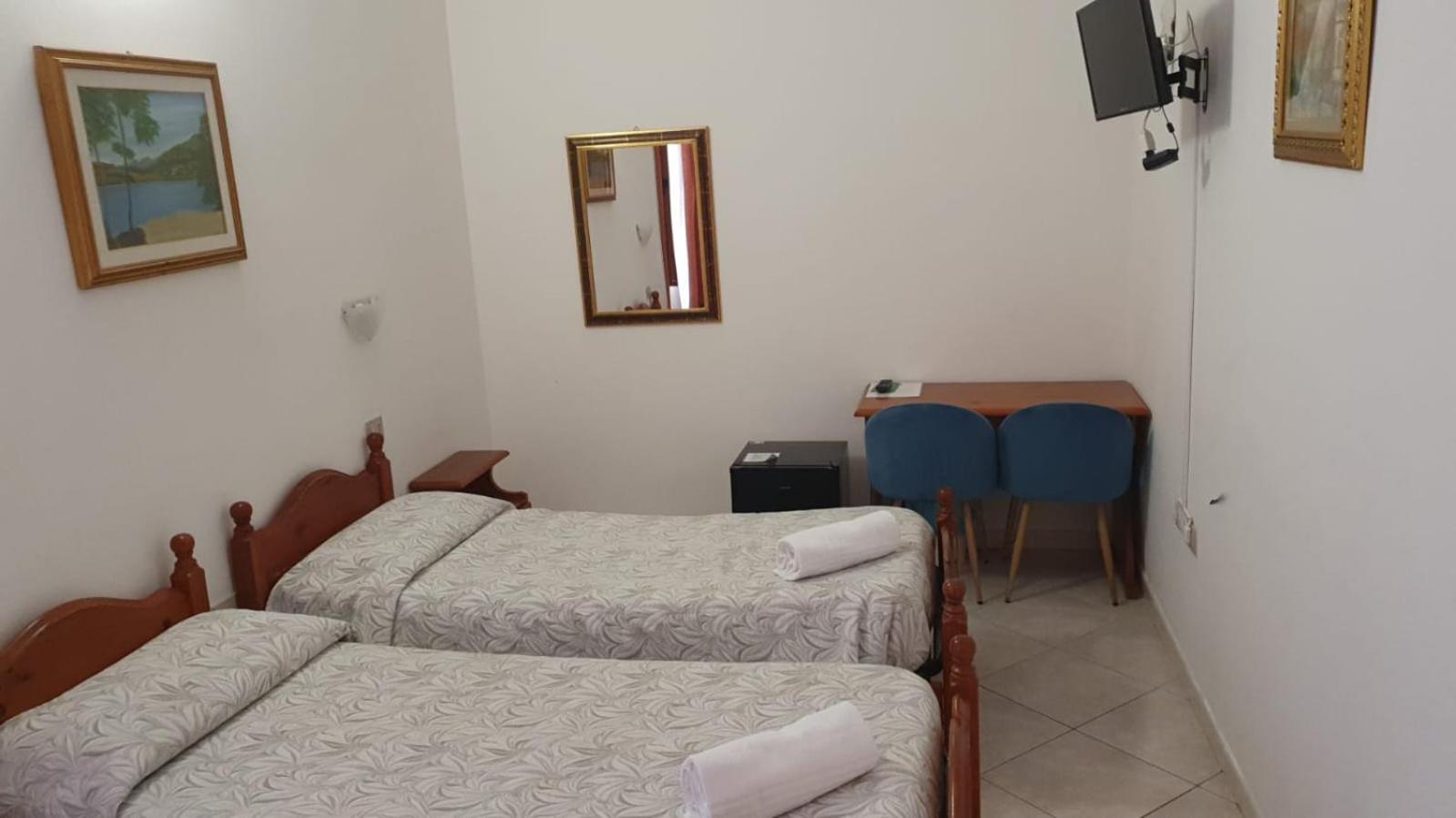 Twin Room - Photo 2