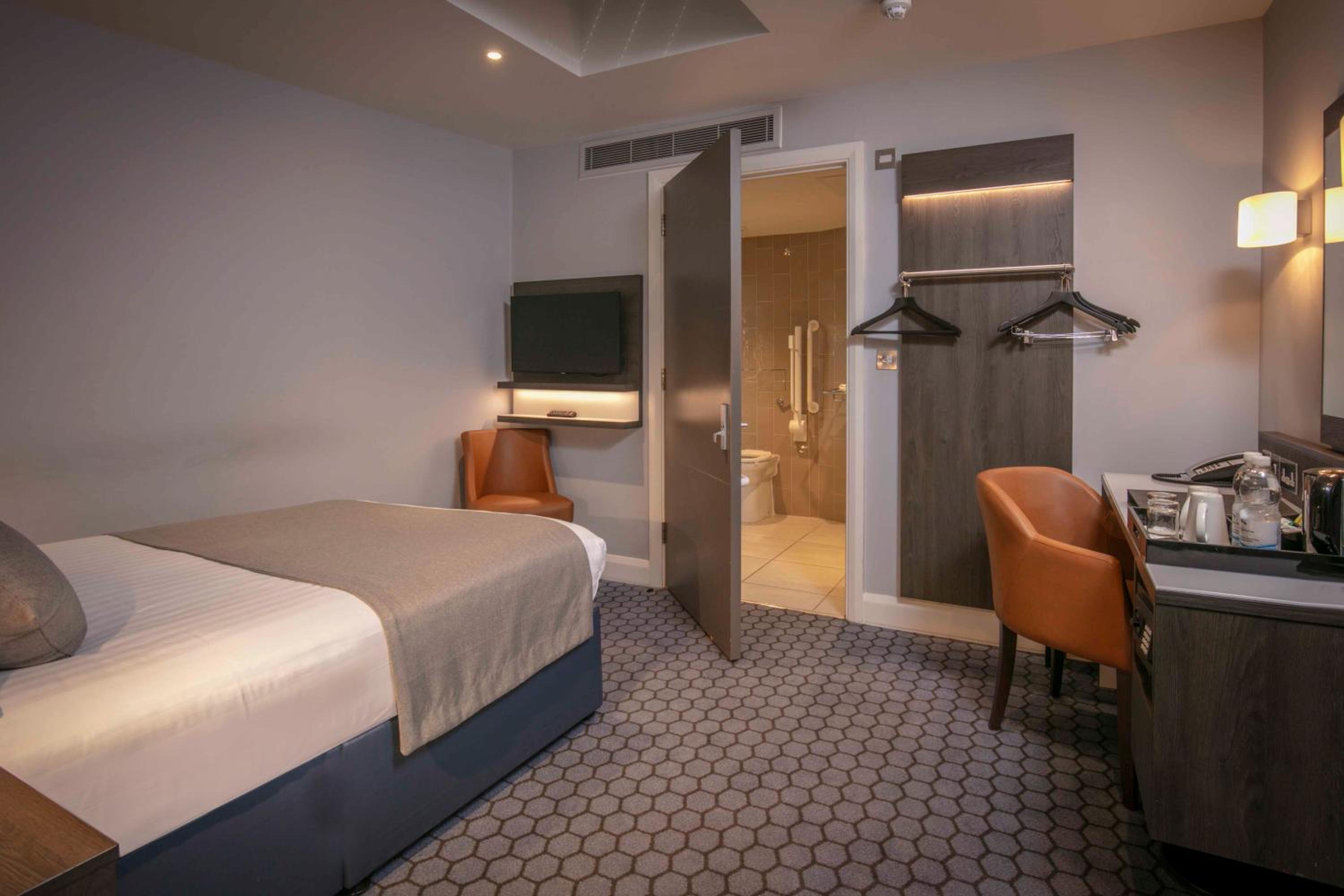 Double Room - Disability Access photo 3