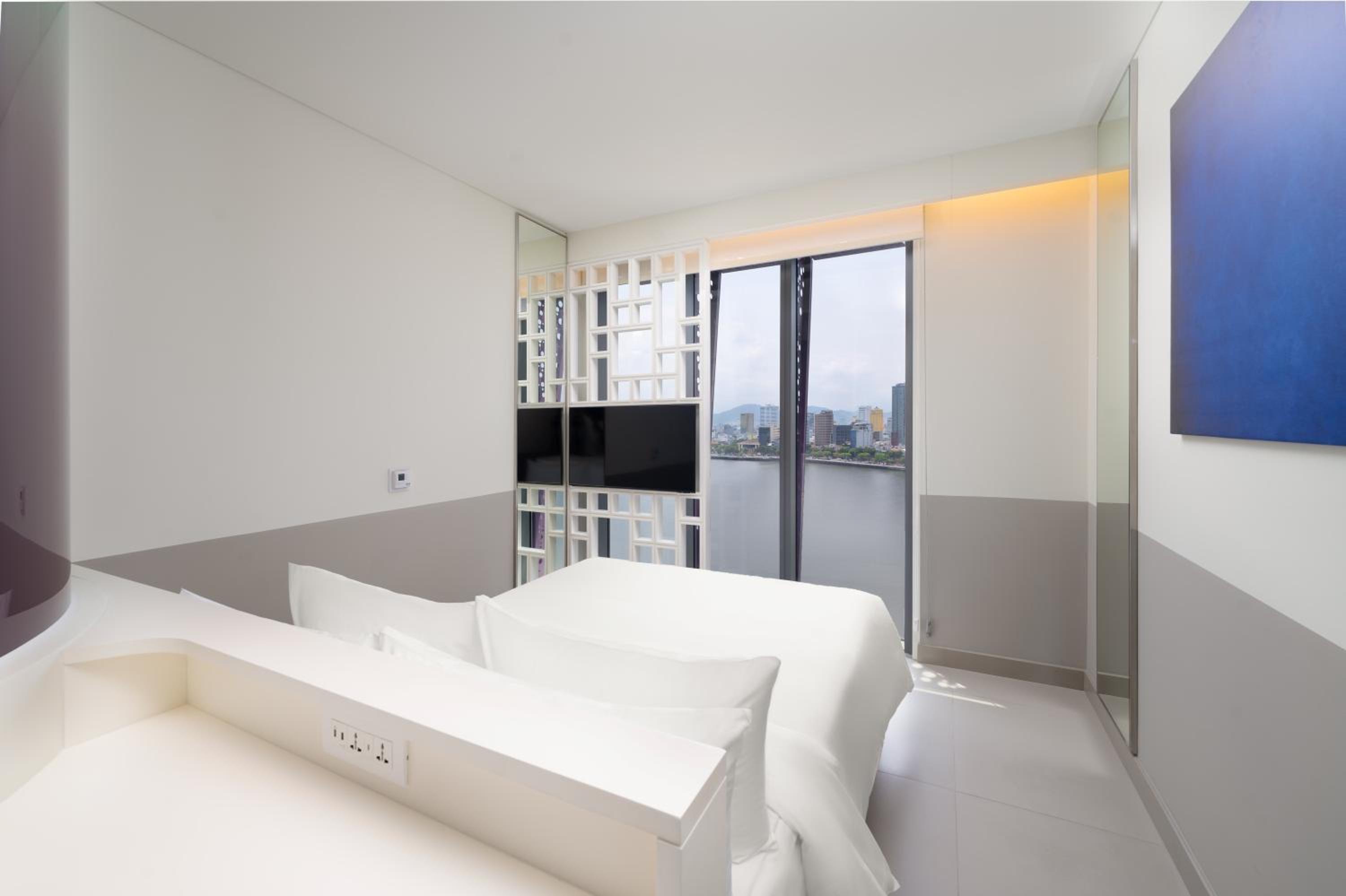 Premier Queen Riverside with Sunset View