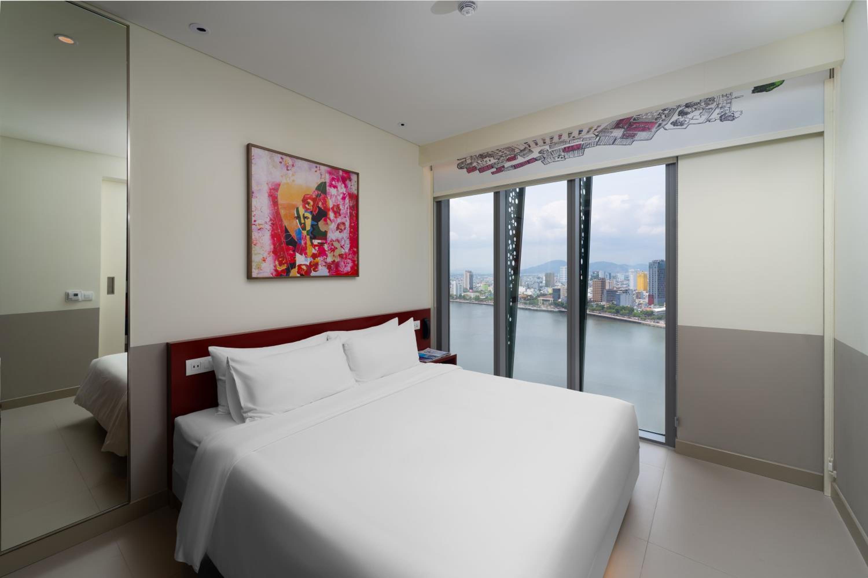 01 Bedroom Junior Suite River and Sunset View