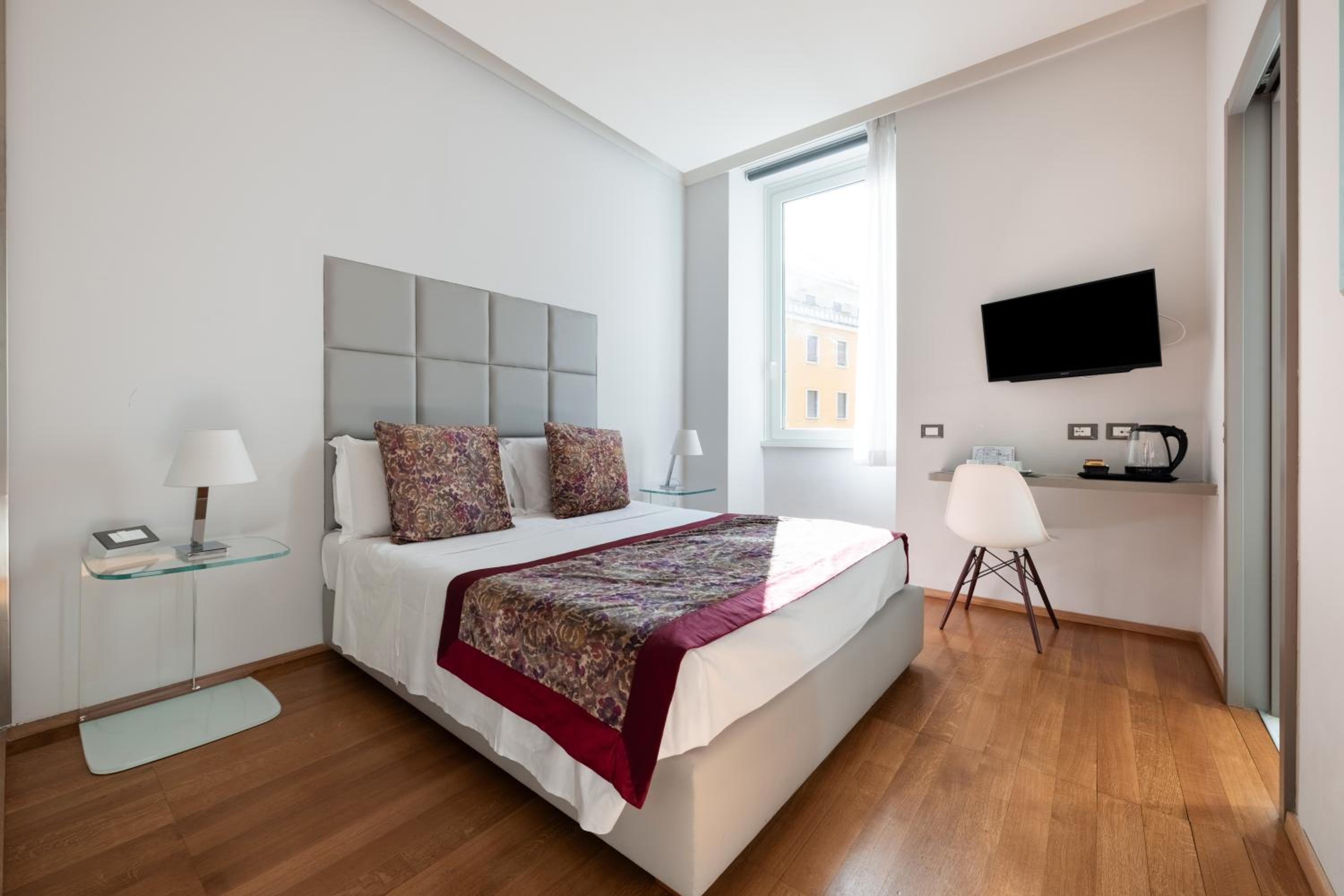 Deluxe King Room photo 1