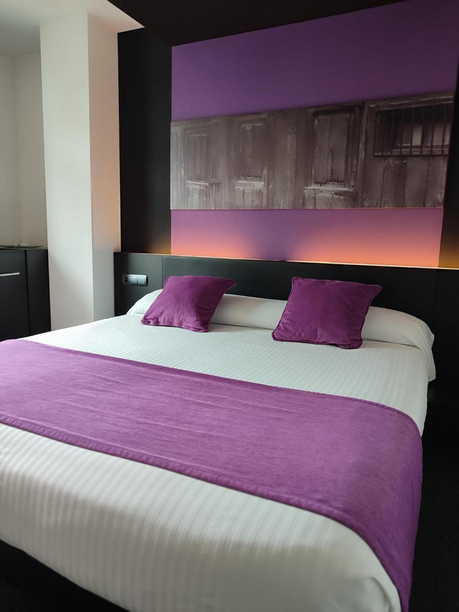 Double or Twin Room with Private Bathroom - Photo 4