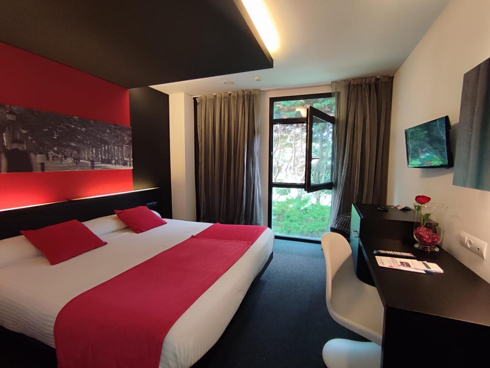 Double or Twin Room with Private Bathroom - Photo 3