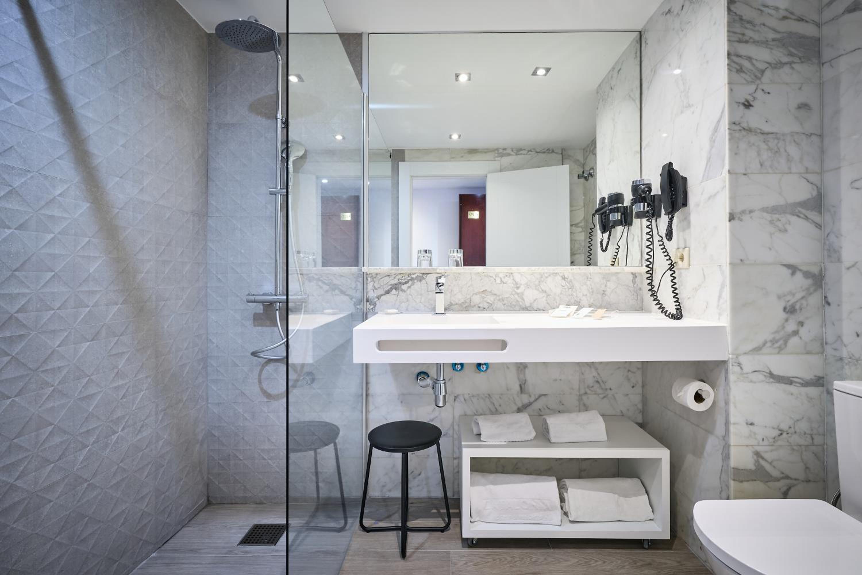Double or Twin Room - Photo 2