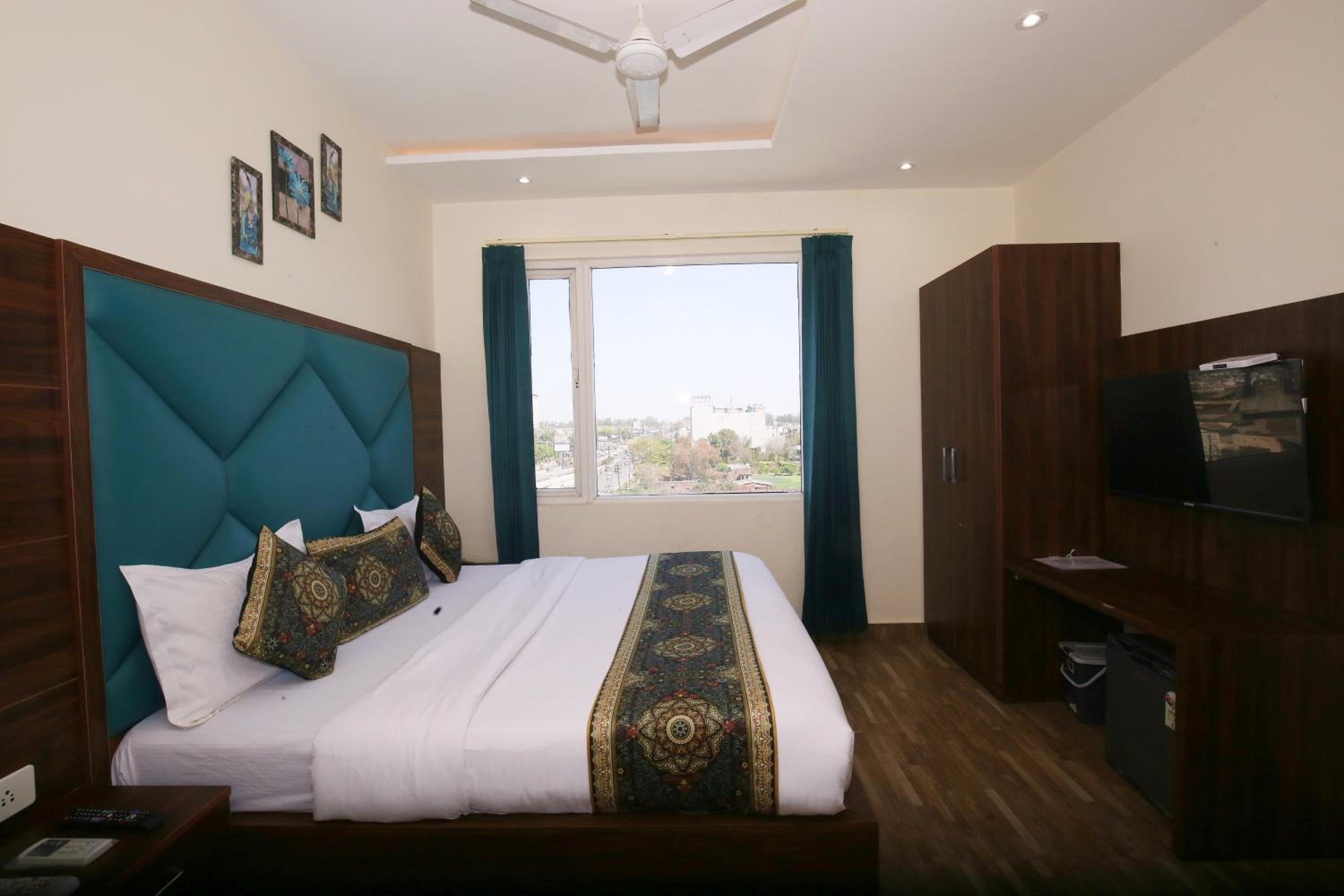 Deluxe Room - Photo 11