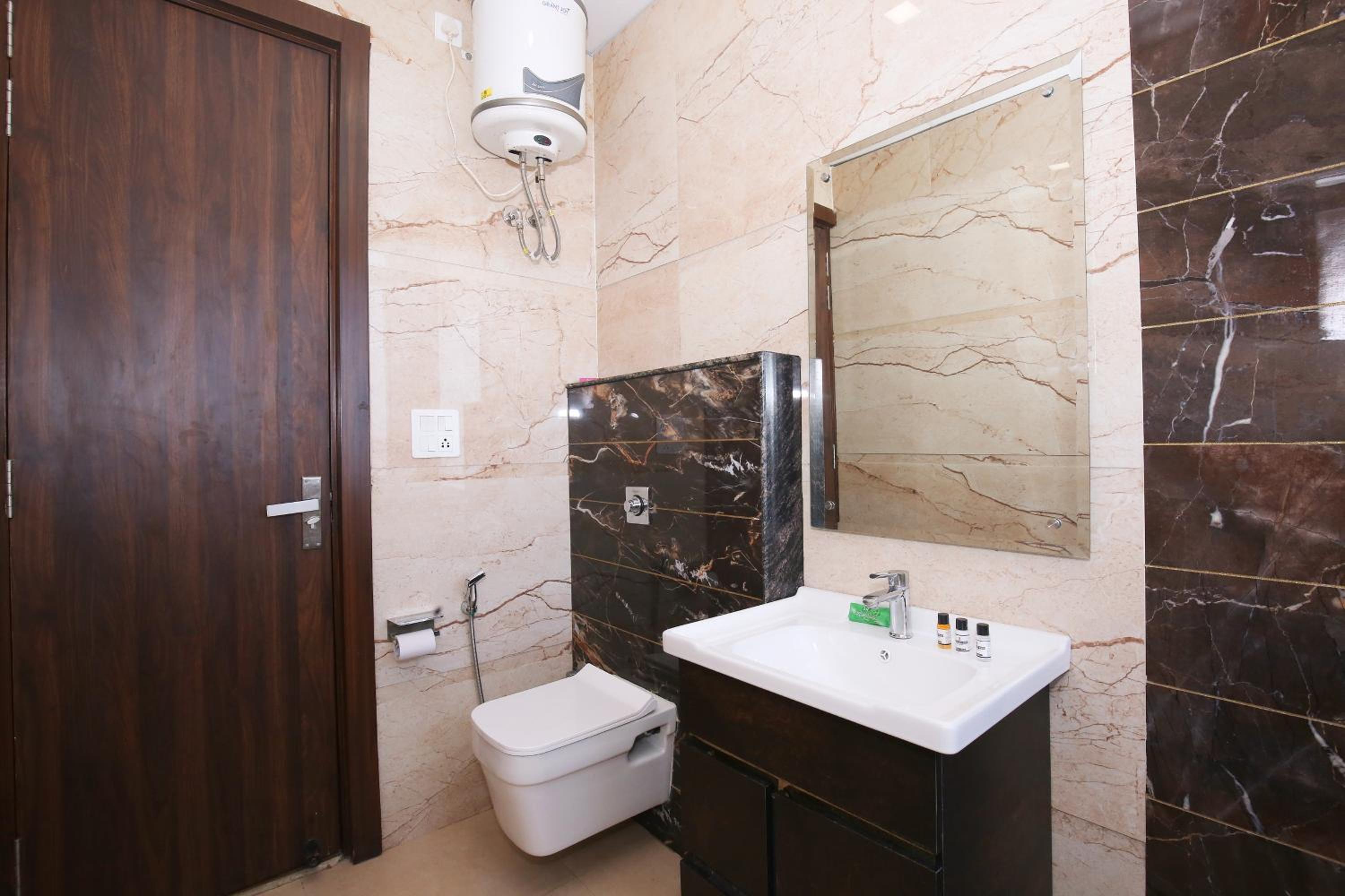 Deluxe Room - Photo 10