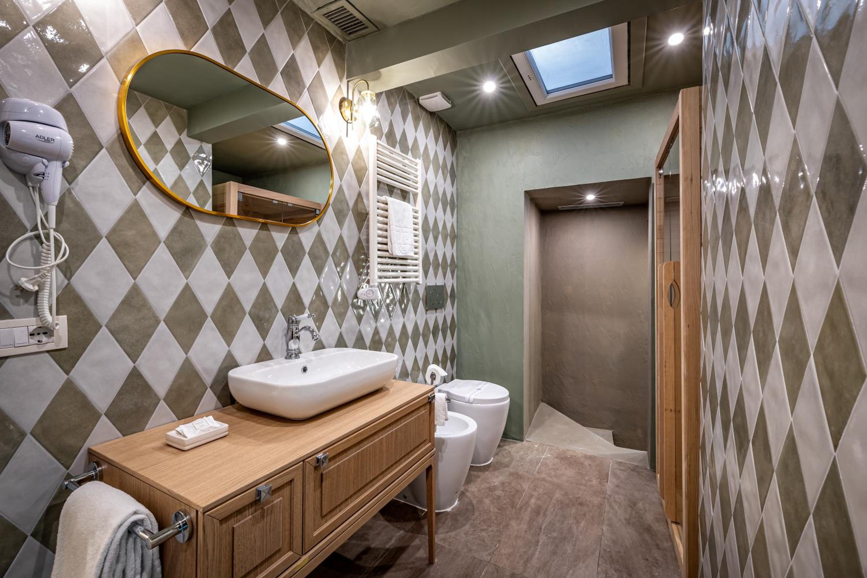 Suite with Spa Bath thumbnail 5