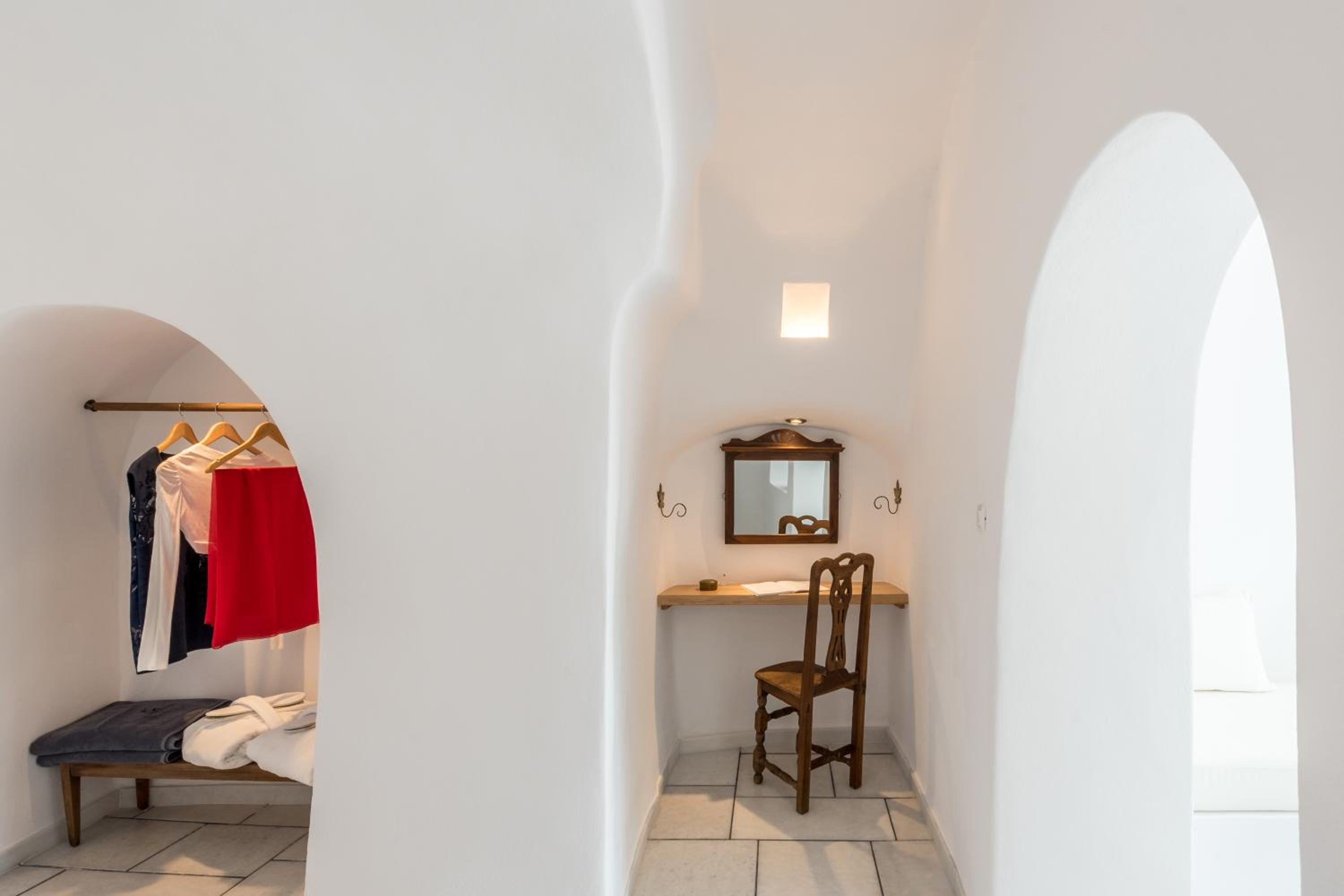 Swallows' Nest Suite with Plunge Pool and Caldera View photo 3